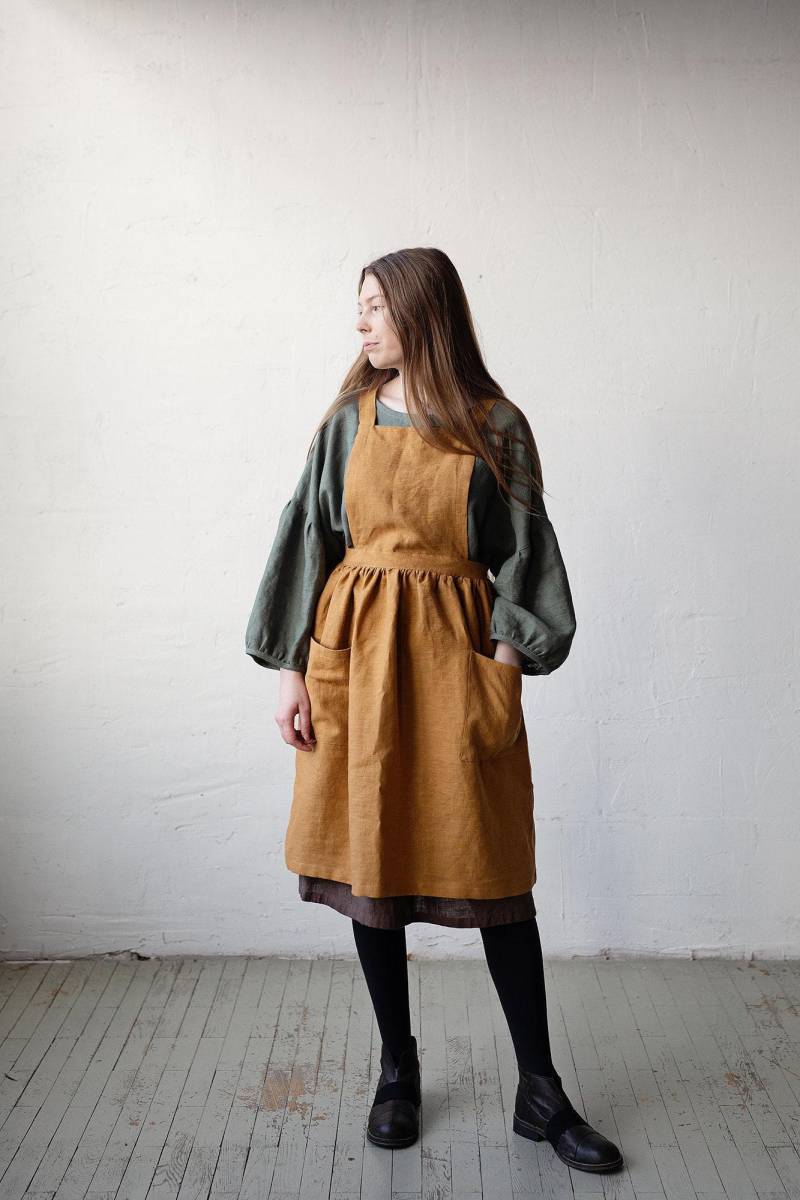 Senf Leinen Trägerkleid Cross Back Schürze von allthebeautifullinen