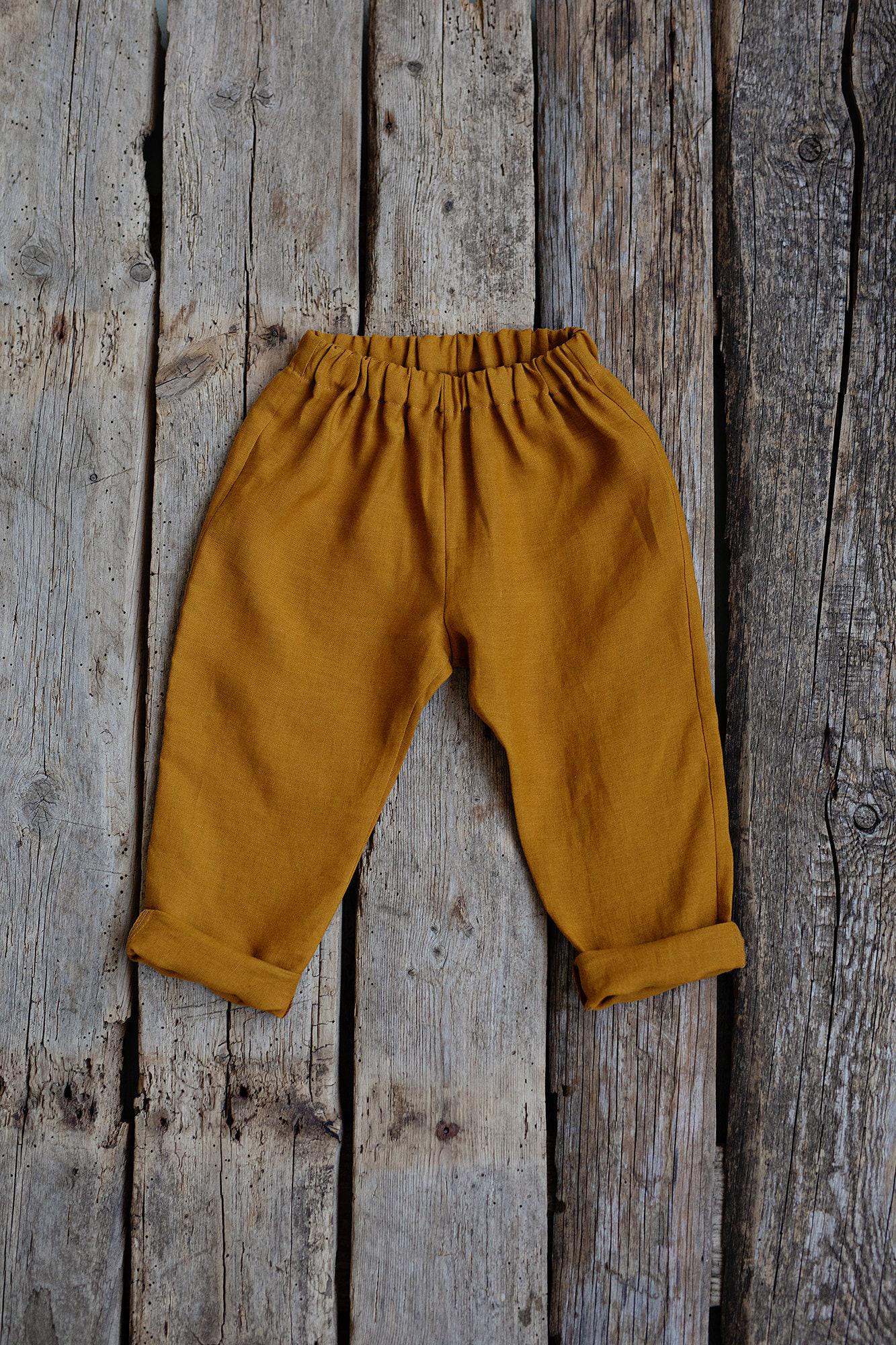 Senf Leinenhose Unisex Kinderhose Mit Stickerei von allthebeautifullinen