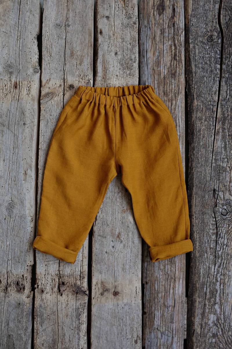Senf Leinenhose Unisex Kinderhose Mit Stickerei von allthebeautifullinen