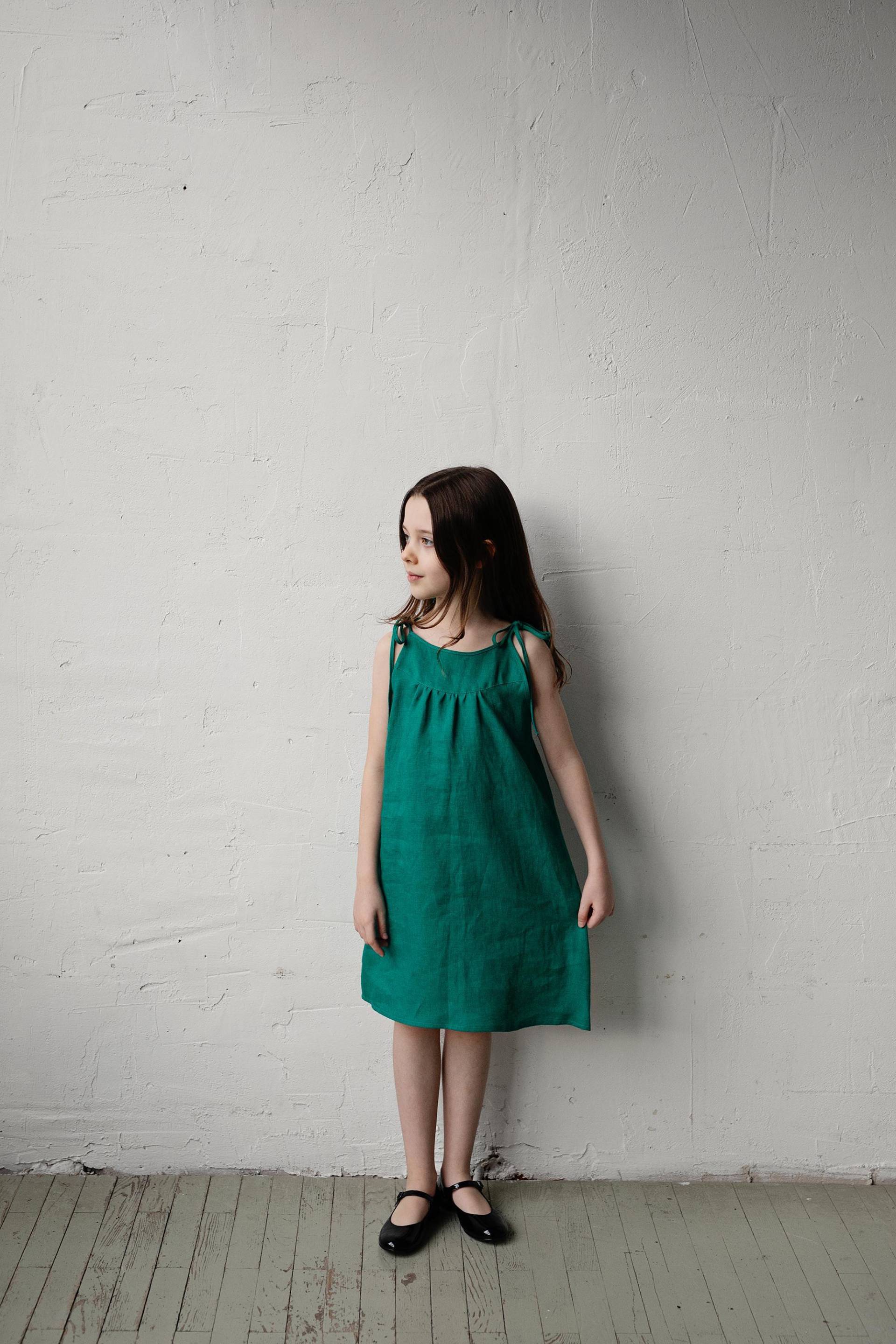 Smaragd Leinenband Kleid Besticktes Sommer Mädchen Kleid von allthebeautifullinen