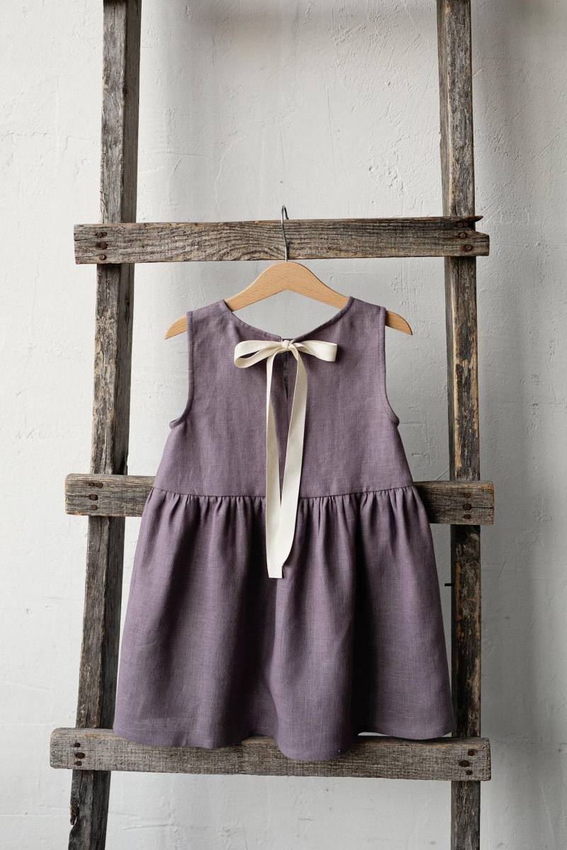 Mauve Linen Smock Dress Ärmelloses Sommerkleid Mit Stickereien von allthebeautifullinen