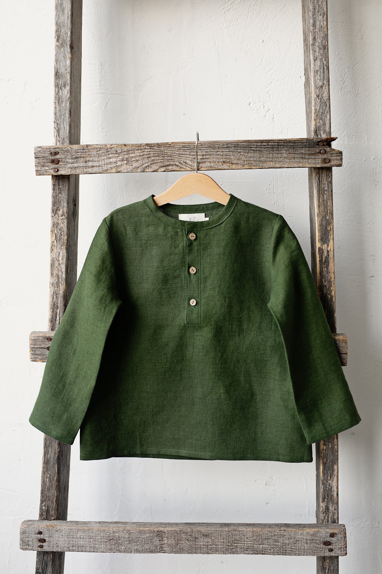 Waldgrün Langarm Unisex Leinen Shirt, Verschiedene Stickereien, Shirt Jungen, Mädchen, Kinder von allthebeautifullinen