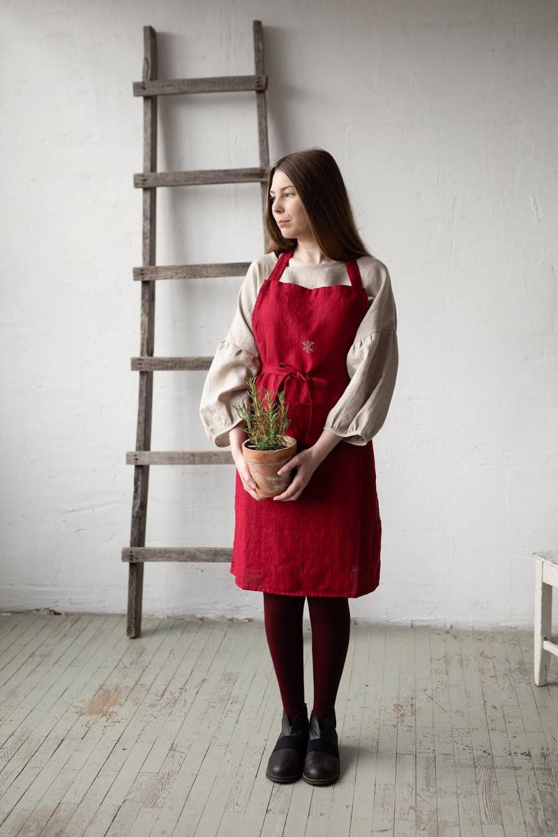 Weihnachtsschürze Kirschrot Bestickte Küchenschürze von allthebeautifullinen