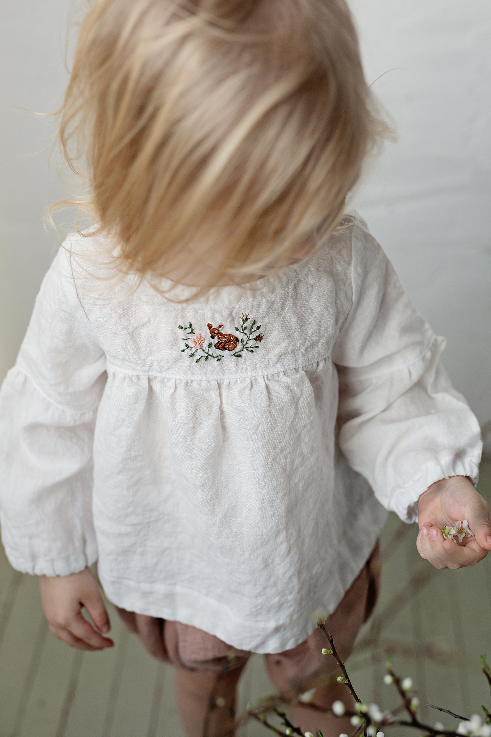 Weiße Kurze Leinen Tunika, Verschiedene Stickereien, Shirt Für Mädchen, Langarm Mädchen Top, Baby von allthebeautifullinen