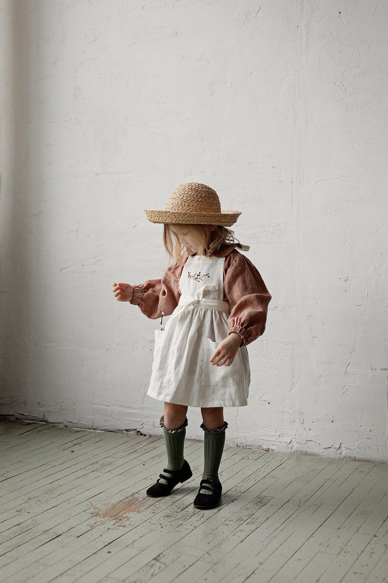 Weiße Leinen Schürze Besticktes Schürzenkleid Für Mädchen von allthebeautifullinen