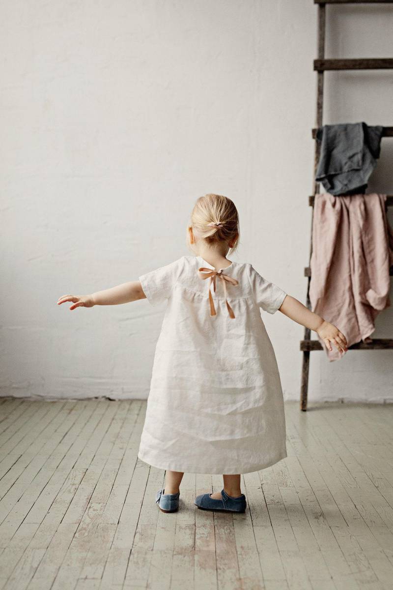 Weißes Leinen Mädchenkleid Besticktes Sommer-Outfit von allthebeautifullinen