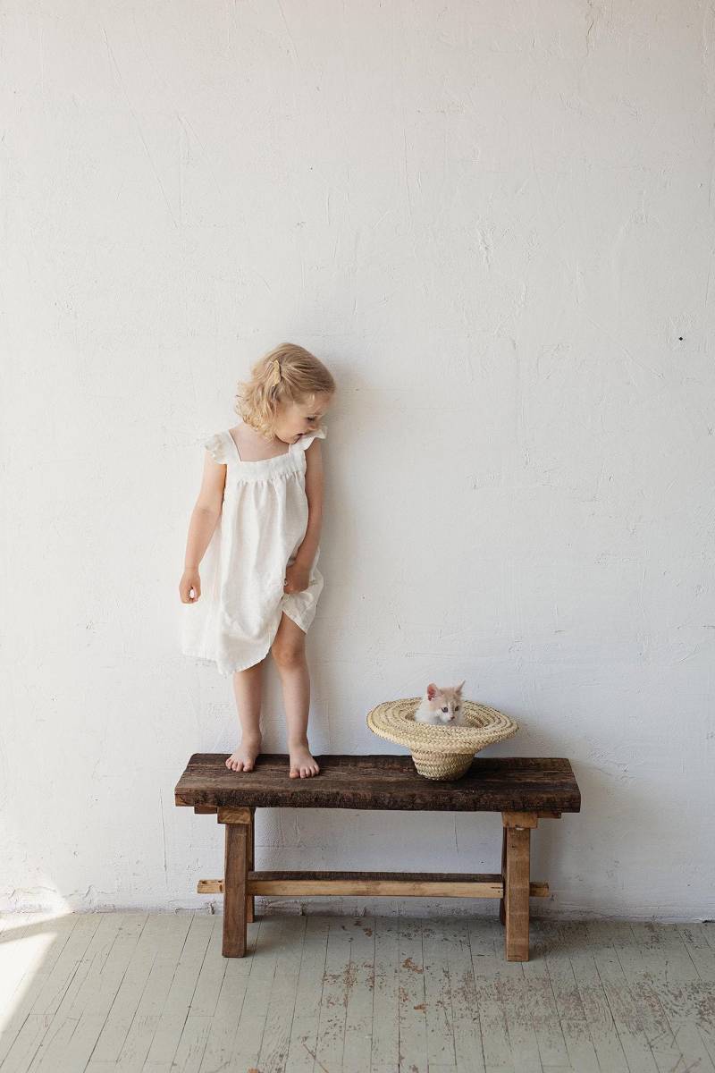 Weißes Leinen Trägerkleid Besticktes Blumenmädchen Outfit von allthebeautifullinen