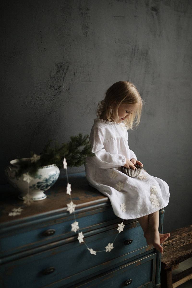 Weiß Leinen Rüschenkleid Winter-Baby-Kleidung von allthebeautifullinen