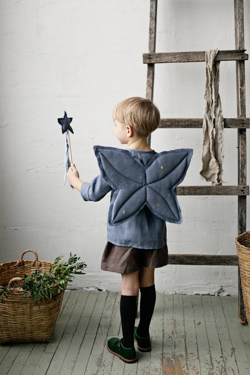 staubblaues Leinen Fee Flügel & Zauberstab Set Kinderkostüm staubblaues Leinen Fee Flügel & Zauberstab Set Kinderkostüm von allthebeautifullinen