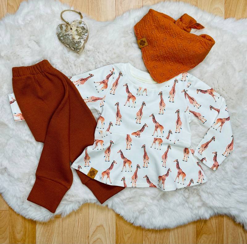 Mädchenset Giraffe | 3Tlg Tunika, Hose Waffeljersey Cognac Und Musselintuch Lochstickerei Gr.80 von almiLiDesign