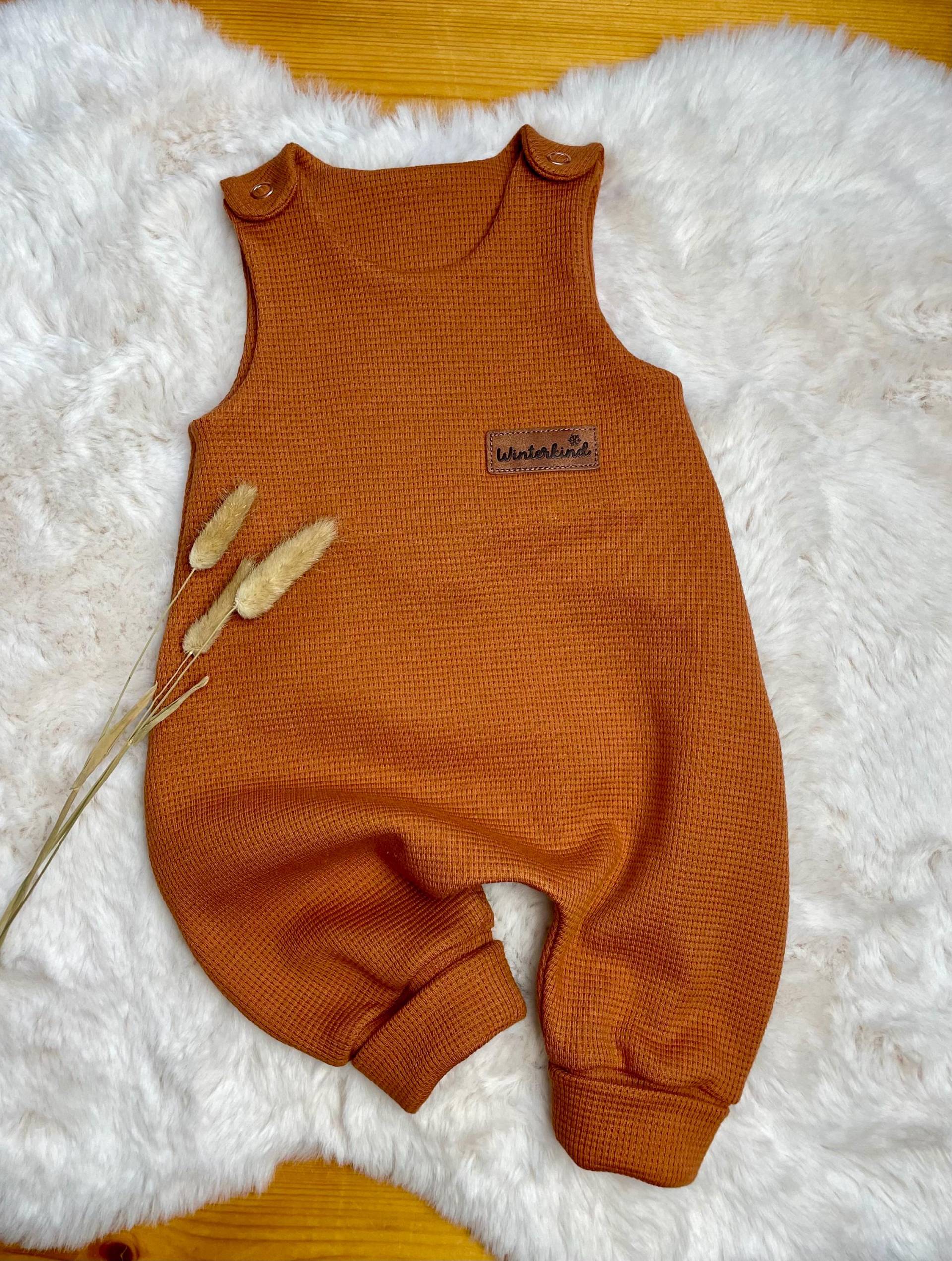 strampler Baby ‚Winterkind', Romper Junge, Latzhose Aus Waffeljersey Cognac, Gr.50-98 Unisex, Einteiler, Babyanzug von almiLiDesign