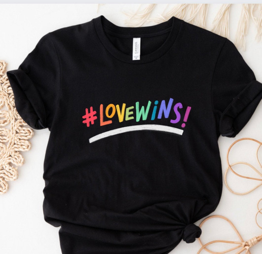 Love Wins Shirt, Regenbogen Pride Month Be Kind Lgbtq Kleinkind Day Grafik T-Shirt von almondbutterfly