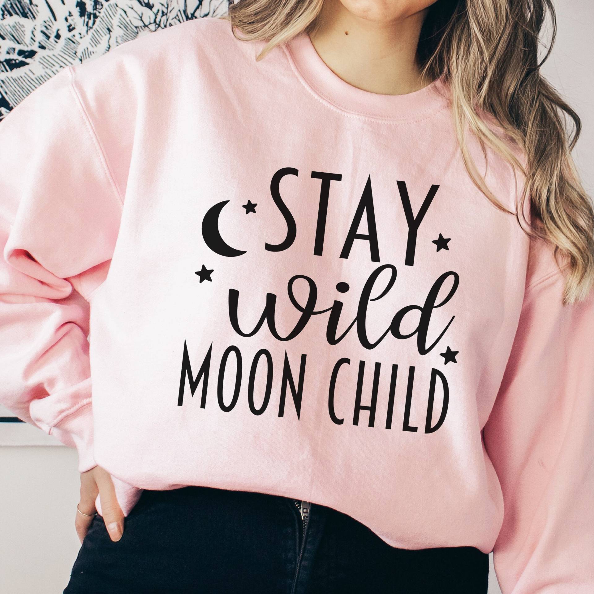 Stay Wild Moon Kind Sweatshirt Boho Shirt Oversized Geschenk Für Sie Minimalist Sonne Sterne von almondbutterfly