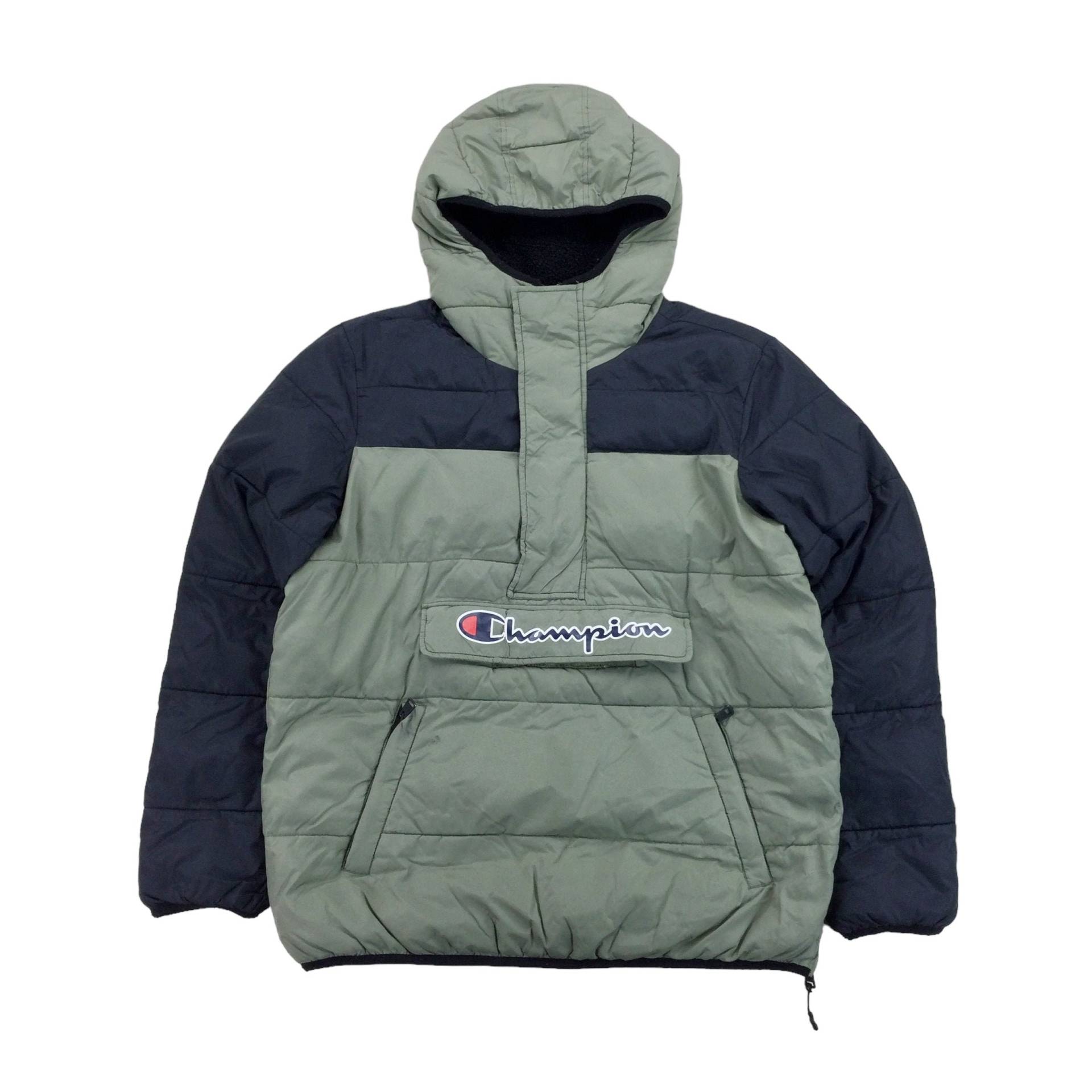 Moderne Y2K Champion Steppjacke - Mittlere Größe Herren Winterjacke Männliche Getragene Gefütterte Jacke von aloisstudio