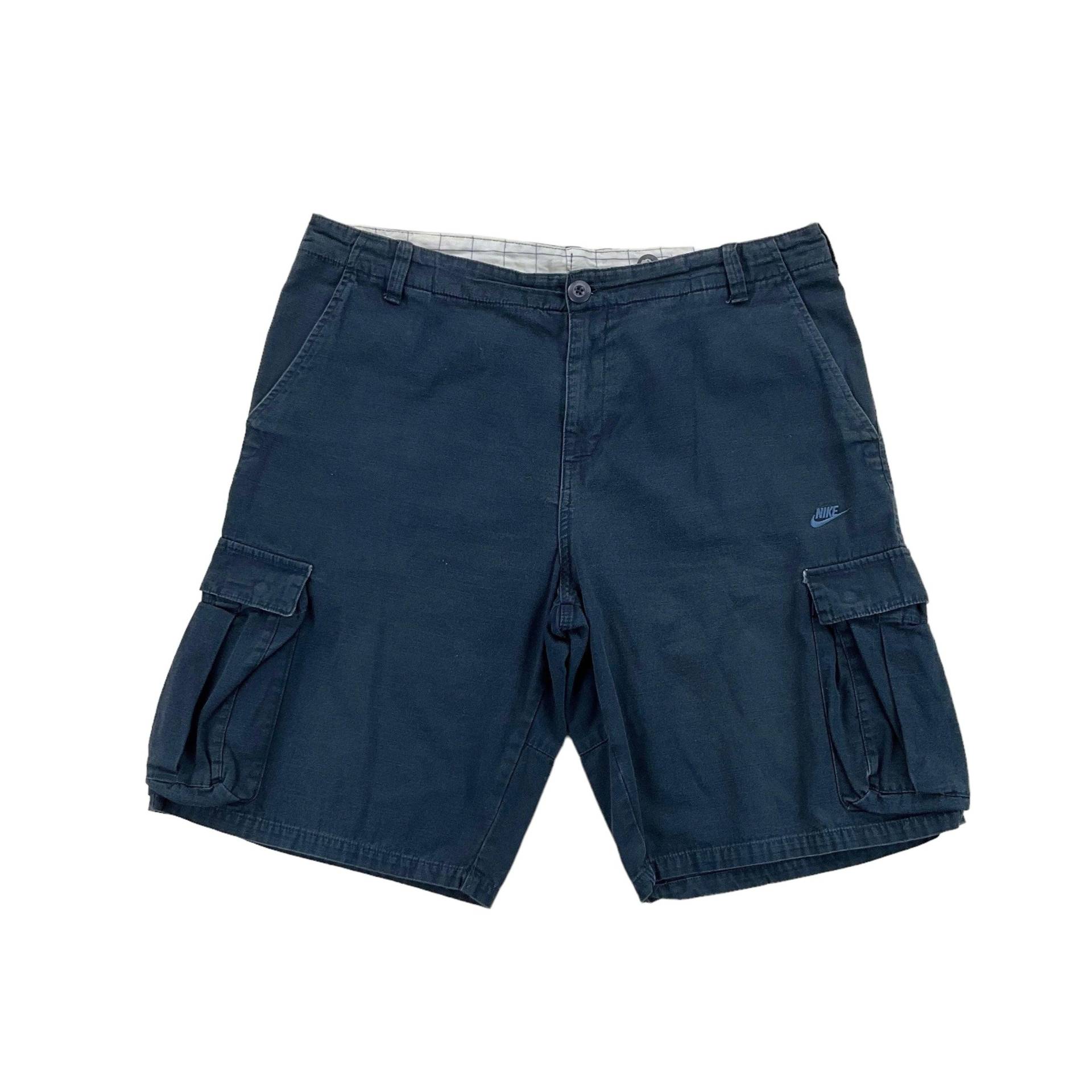 Moderne Y2K Männer Nike Cargo-Kurze Hose - W36 Größe Männlich Gebrauchte Unterseite Moderne Y2K Männer Nike Cargo-Kurze Hose - W36 Größe Männlich Gebrauchte Unterseite von aloisstudio