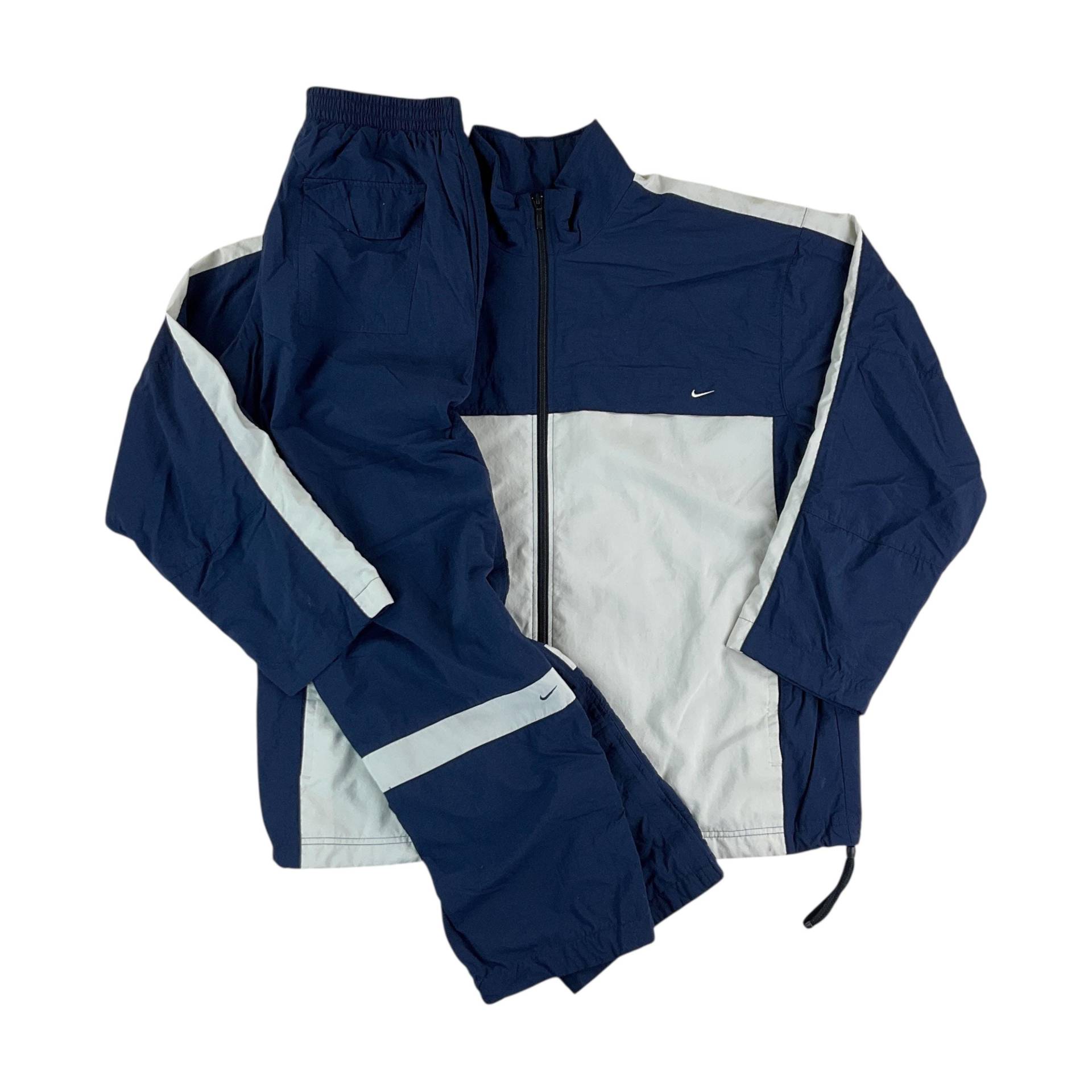 Vintage Nike 00S Swoosh Trainingsanzug - Große Größe Männer Sportanzug Hübscher Vintage Nike 00S Swoosh Trainingsanzug - Große Größe Männer Sportanzug Hübscher von aloisstudio