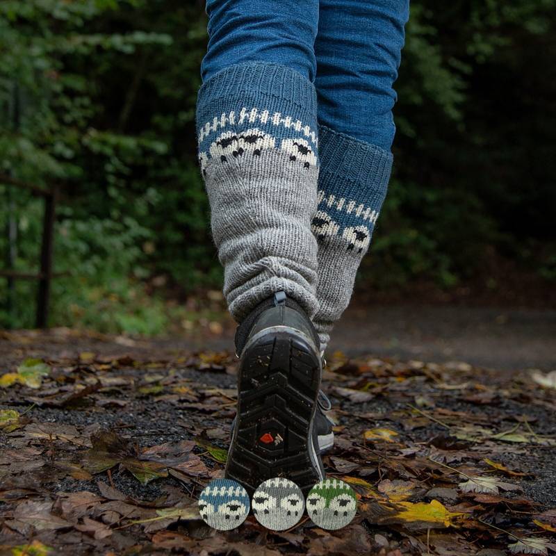 Gestrickte Beinstulpen Im Schaf-Design "Modell Sameg" Komplett Mit Fleece Gefüttert von alpengoa