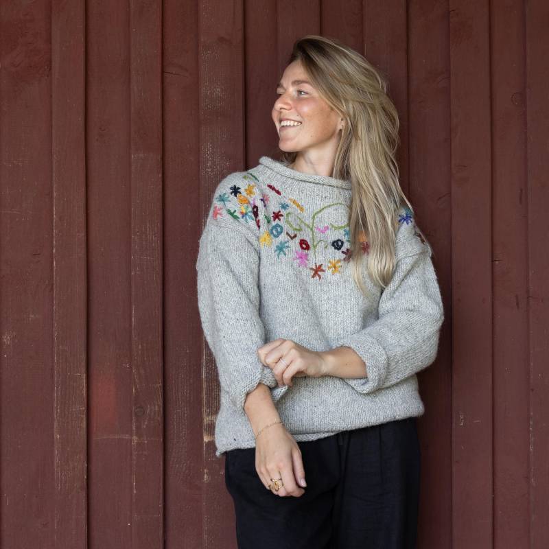 Wollpullover Aus Reiner Schafwolle Mit Blumenstickerei, Modell Dafure Hellgrau von alpengoa