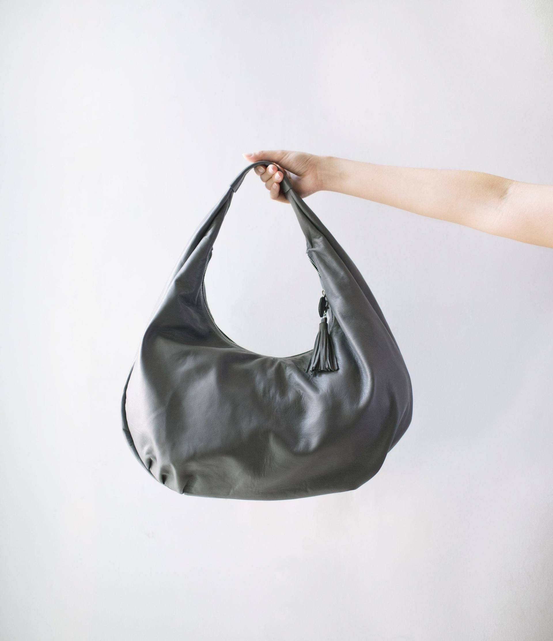 Grey - Mittelgroße Hobo Bag, Graue Umhängetasche Aus Weichem Leder, Bag, Ledertasche Grey - Mittelgroße Hobo Bag, Graue Umhängetasche Aus Weichem Leder, Bag, Ledertasche von alusIndonesia