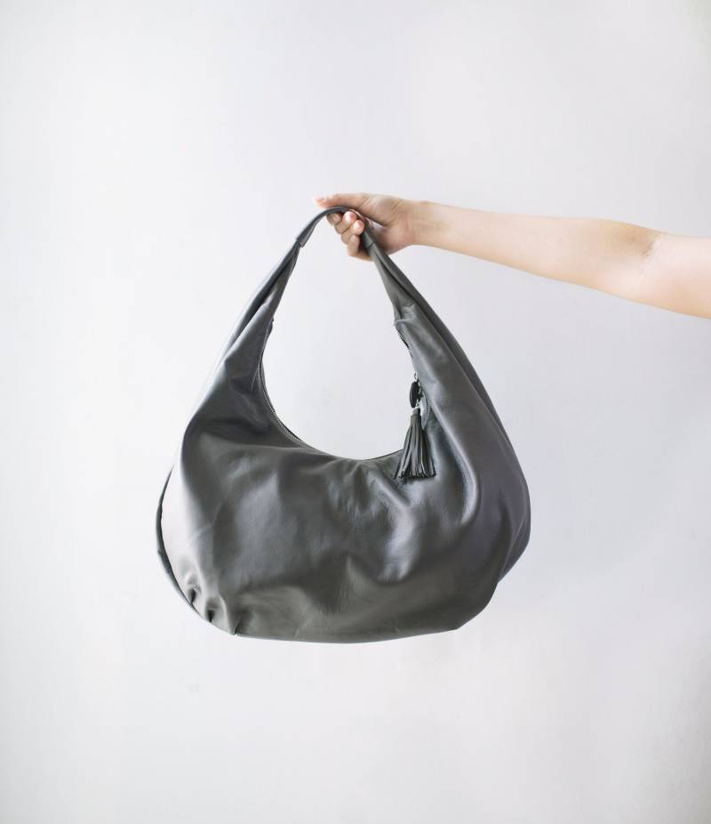 Grey - Mittelgroße Hobo Bag, Graue Umhängetasche Aus Weichem Leder, Bag, Ledertasche Grey - Mittelgroße Hobo Bag, Graue Umhängetasche Aus Weichem Leder, Bag, Ledertasche von alusIndonesia