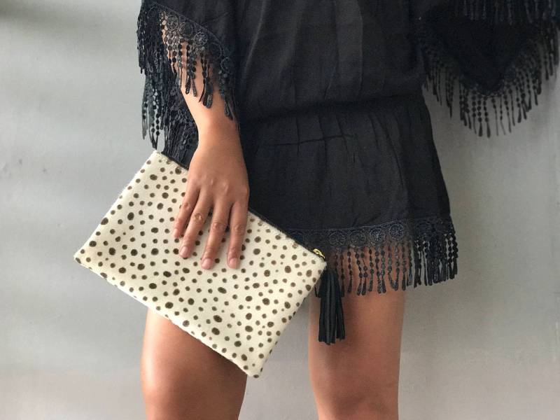 Kleine Flache Clutch, Weiße Dalmatiner Geldbörse, Animal Print Flache Kalbshaar Kleine Geldbörse Kleine Flache Clutch, Weiße Dalmatiner Geldbörse, Animal Print Flache Kalbshaar Kleine Geldbörse von alusIndonesia
