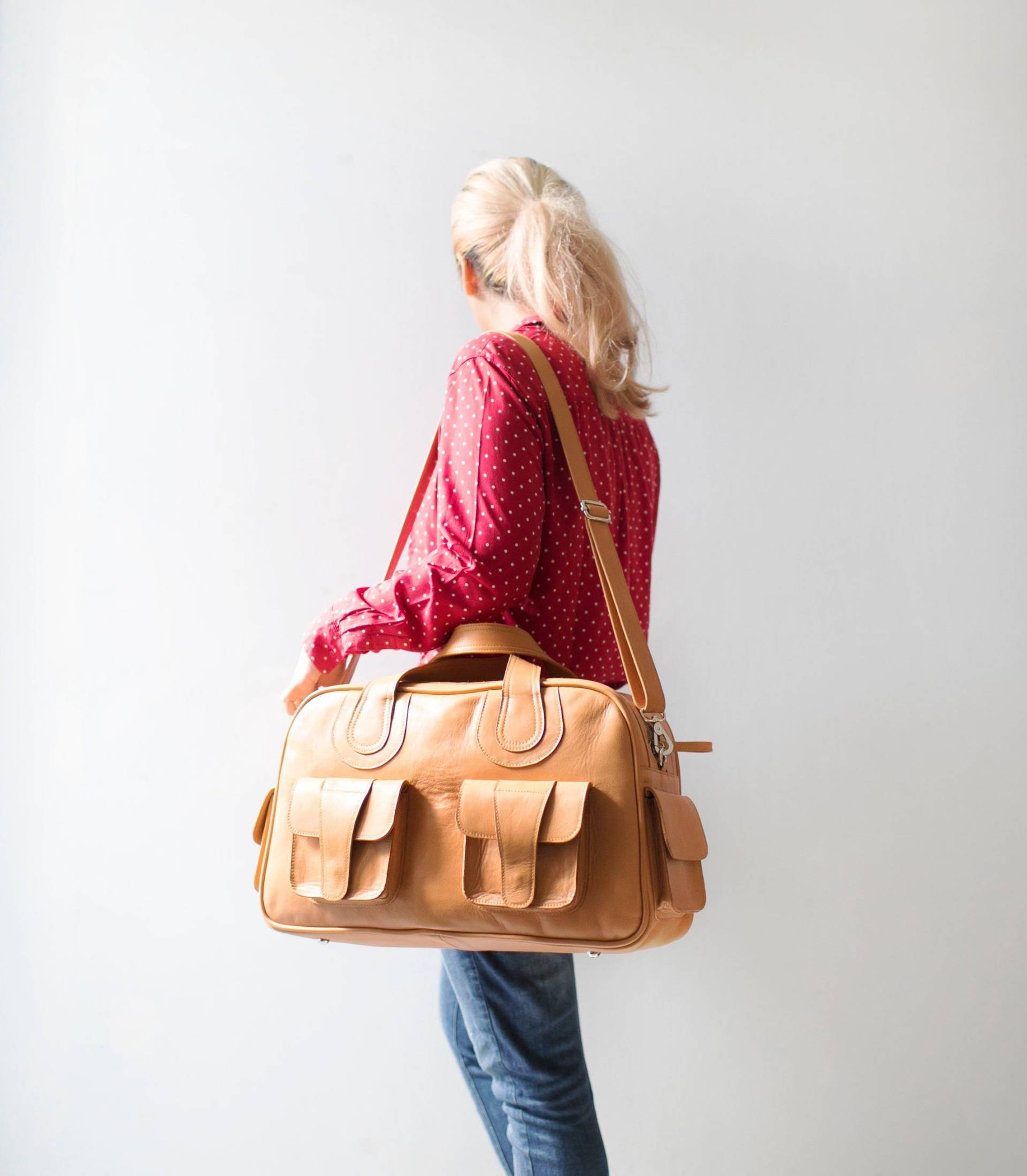 Mary - Leichte Bräunliche Damen Reisetasche, Weekender Tasche, Hellbraune Nachttasche, Leder Reisetasche Mary - Leichte Bräunliche Damen Reisetasche, Weekender Tasche, Hellbraune Nachttasche, Leder Reisetasche von alusIndonesia