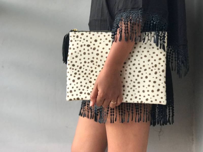 Medium Flat Clutch, Weiße Dalmatiner Geldbörse, Animal Print Flache Kalbshaar Clutch Medium Flat Clutch, Weiße Dalmatiner Geldbörse, Animal Print Flache Kalbshaar Clutch von alusIndonesia