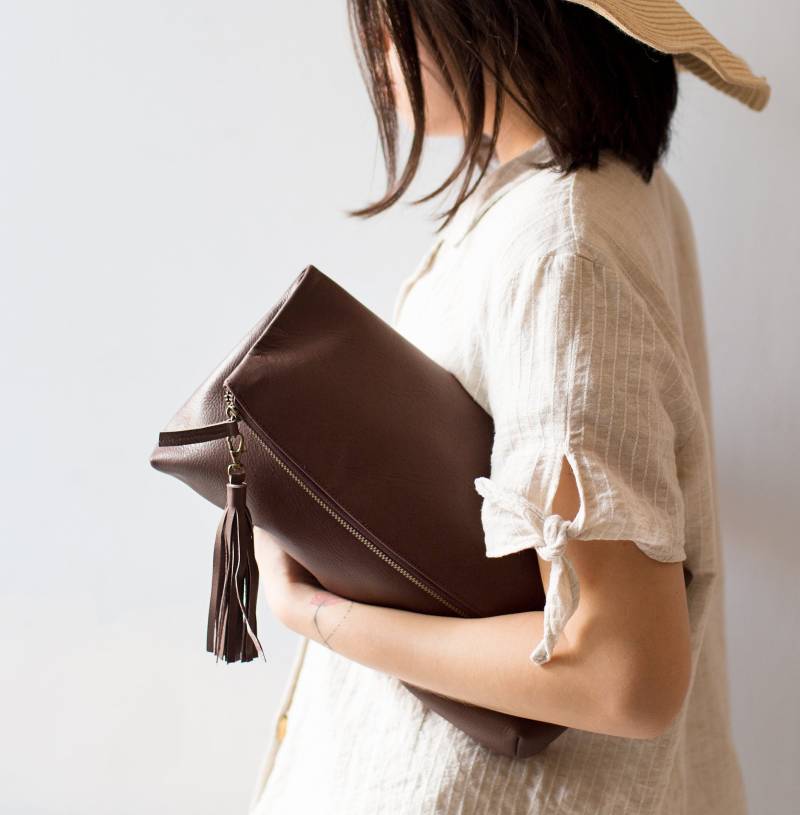 Naya - Dunkelbraun Leder Roll Over Clutch, Foldover Echtleder Clutch Tan, Geldbörse Naya - Dunkelbraun Leder Roll Over Clutch, Foldover Echtleder Clutch Tan, Geldbörse von alusIndonesia