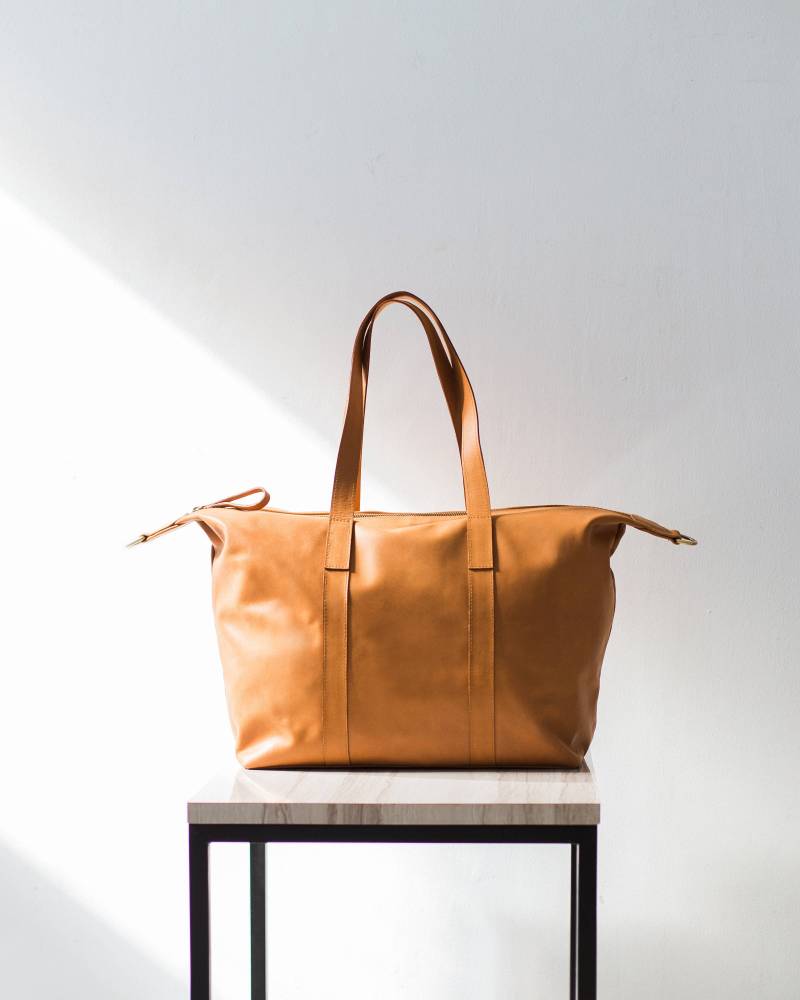 Rai - Hellbrauner Weekender, Wochenendtasche Aus Leder, Hobo-Tasche Leder Rai - Hellbrauner Weekender, Wochenendtasche Aus Leder, Hobo-Tasche Leder von alusIndonesia