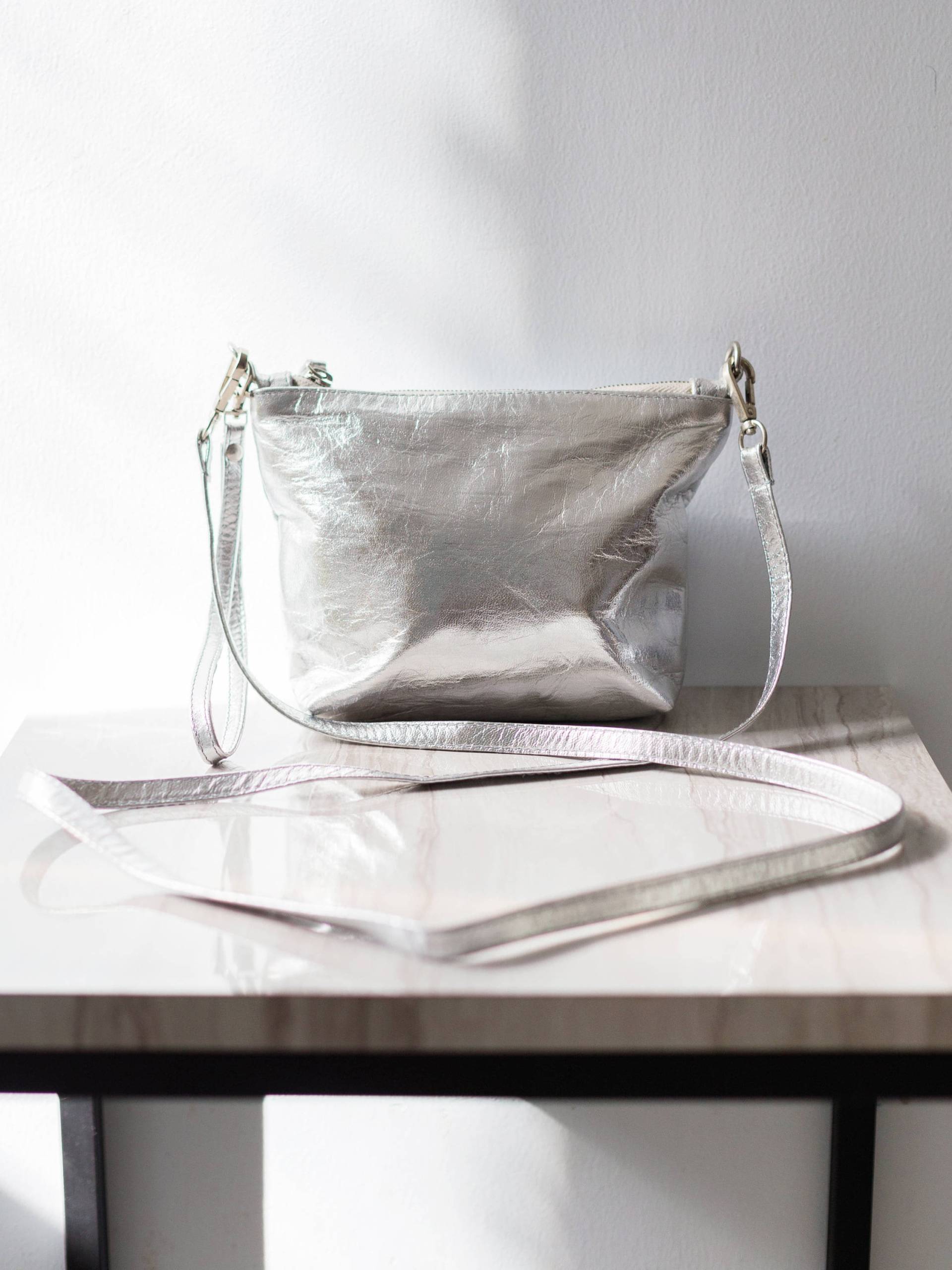 Rani - Kleine Umhängetasche, Weiche Ledertasche, Sling Silber Ledertasche Klein, Schminktasche, Echtleder Schminkkoffer, Damen Rani - Kleine Umhängetasche, Weiche Ledertasche, Sling Silber Ledertasche Klein, Schminktasche, Echtleder Schminkkoffer, Damen von alusIndonesia