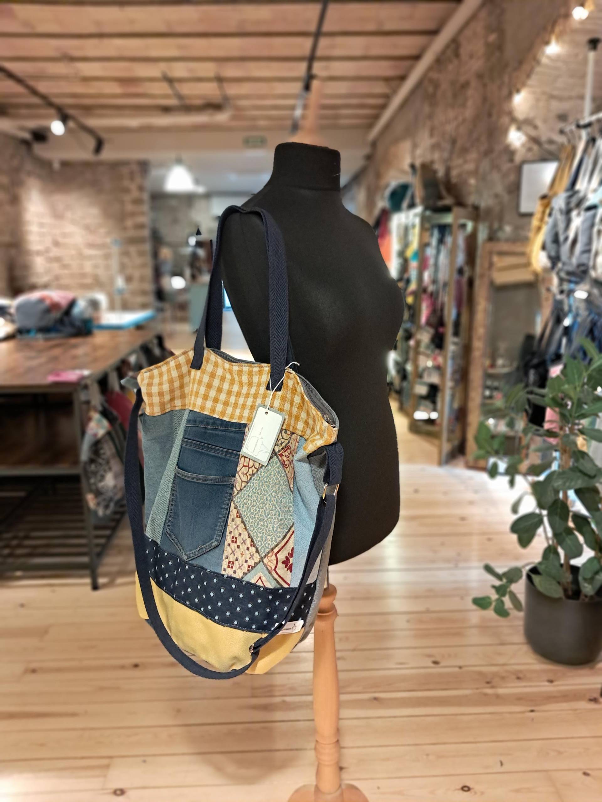 Große, Handgefertigte Maxitasche, Patchwork, Mehrfarbig, Reisetasche, Drei Henkel, Einzelstück, 47x56cm Große, Handgefertigte Maxitasche, Patchwork, Mehrfarbig, Reisetasche, Drei Henkel, Einzelstück, 47x56cm von amacdhisteria