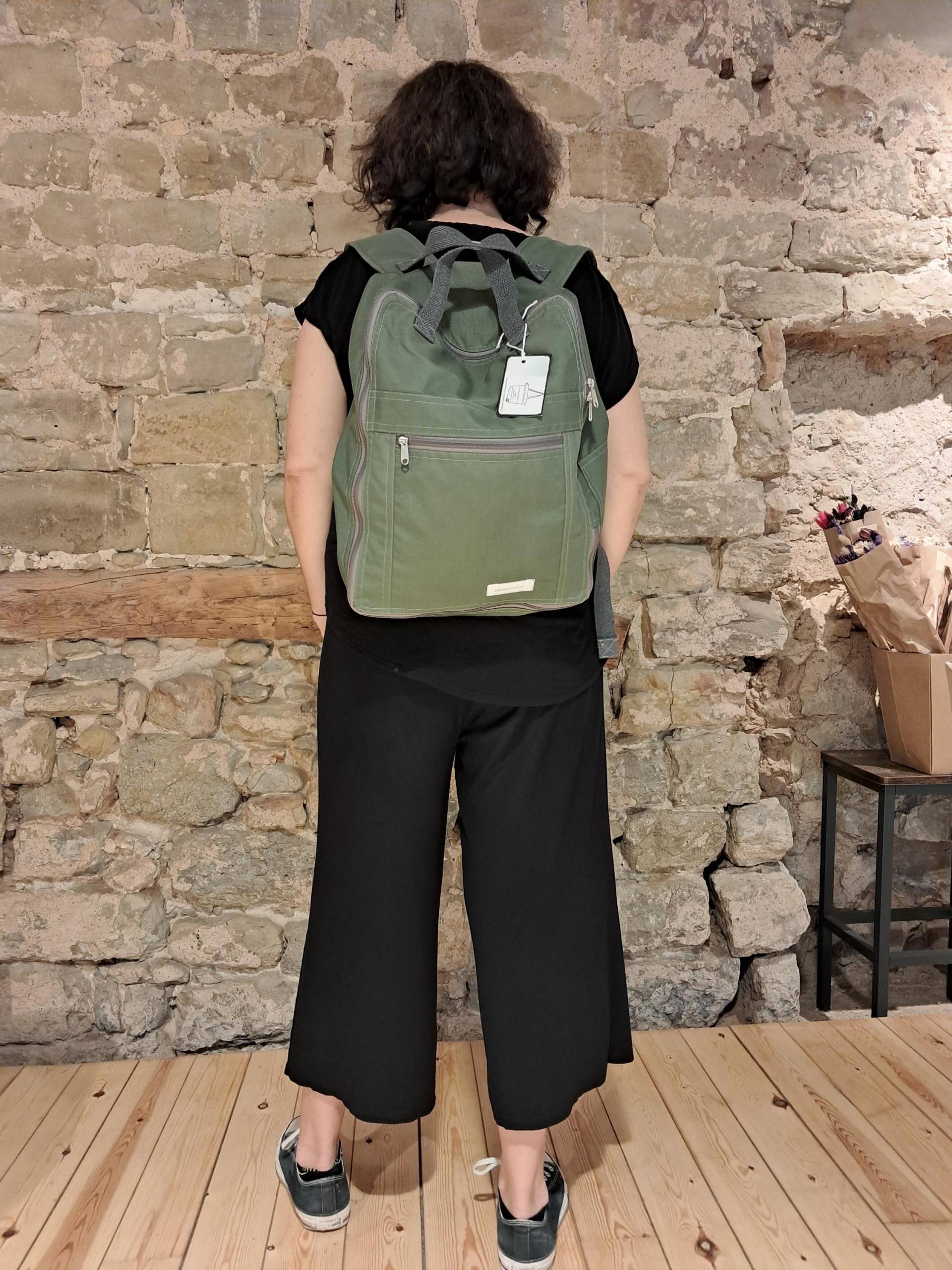 Großer Rucksack, Grün, Khaki, Wasserabweisend, Flugzeugkabine, Handschlaufen, Anti-Diebstahl-Tasche, 40x30x20cm Großer Rucksack, Grün, Khaki, Wasserabweisend, Flugzeugkabine, Handschlaufen, Anti-Diebstahl-Tasche, 40x30x20cm von amacdhisteria