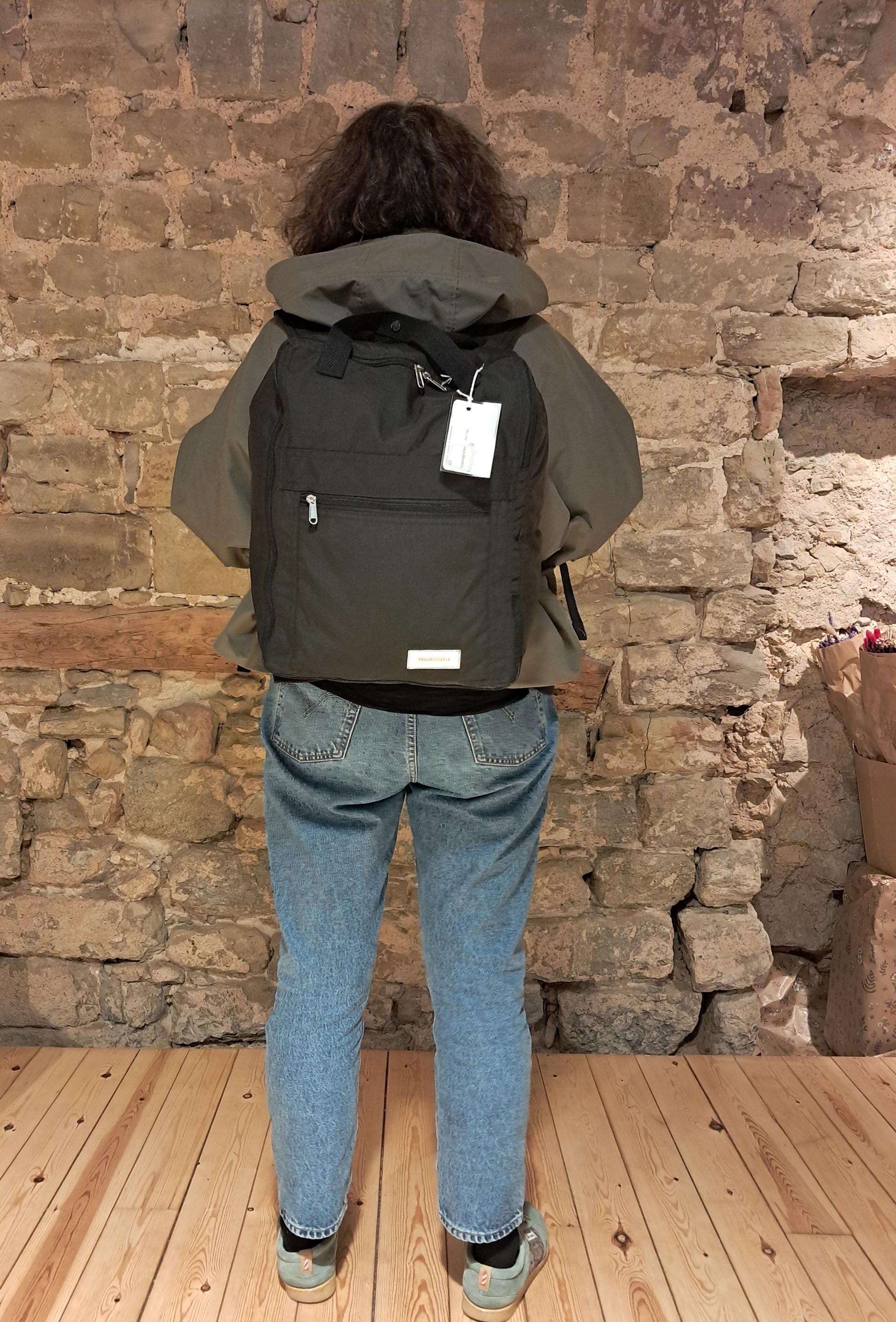 Großer Rucksack, Schwarz, Wasserabweisend, Reise, Flugzeugkabine, Verstellbare Griffe, Anti-Diebstahl-Tasche, 40x30x20cm Großer Rucksack, Schwarz, Wasserabweisend, Reise, Flugzeugkabine, Verstellbare Griffe, Anti-Diebstahl-Tasche, 40x30x20cm von amacdhisteria