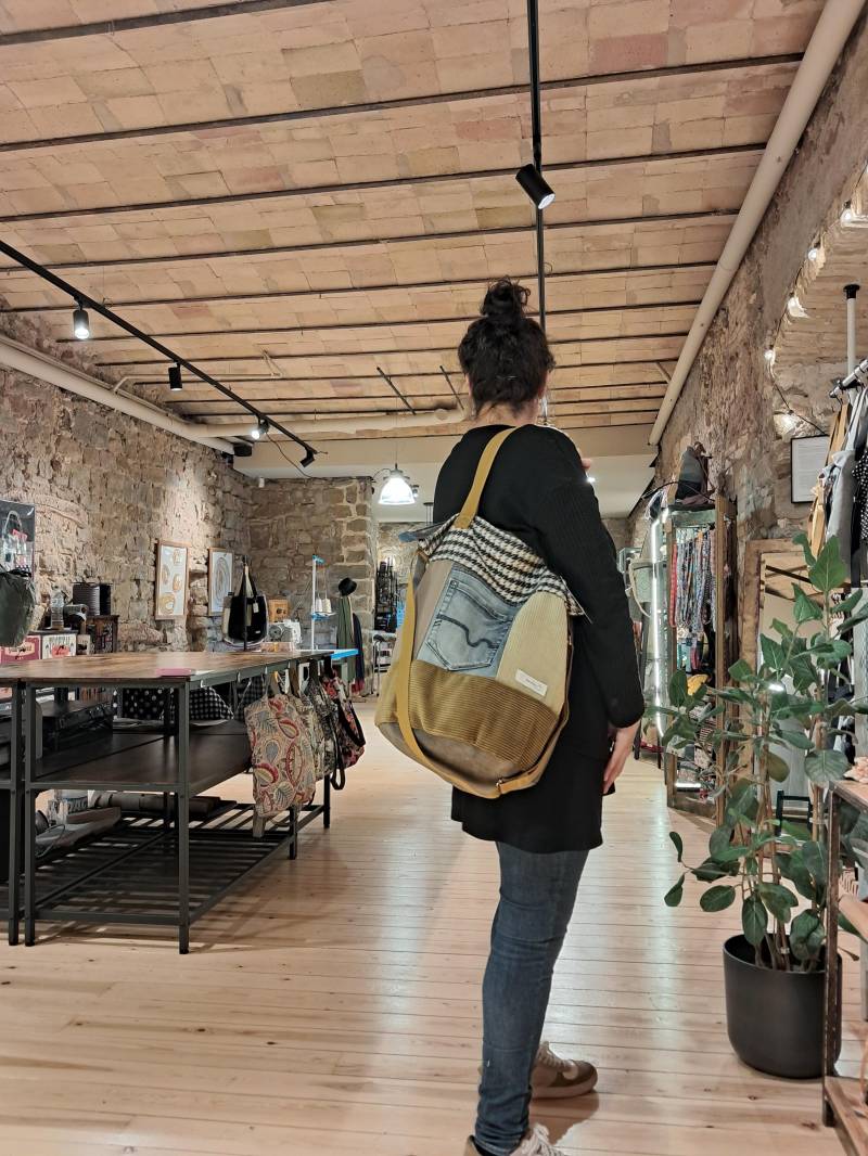 Große Tasche, Handgefertigt, Drei Henkel, Stoffkombination, Grün, Cord, Reißverschluss, Einzelstück, 50x48cm Große Tasche, Handgefertigt, Drei Henkel, Stoffkombination, Grün, Cord, Reißverschluss, Einzelstück, 50x48cm von amacdhisteria