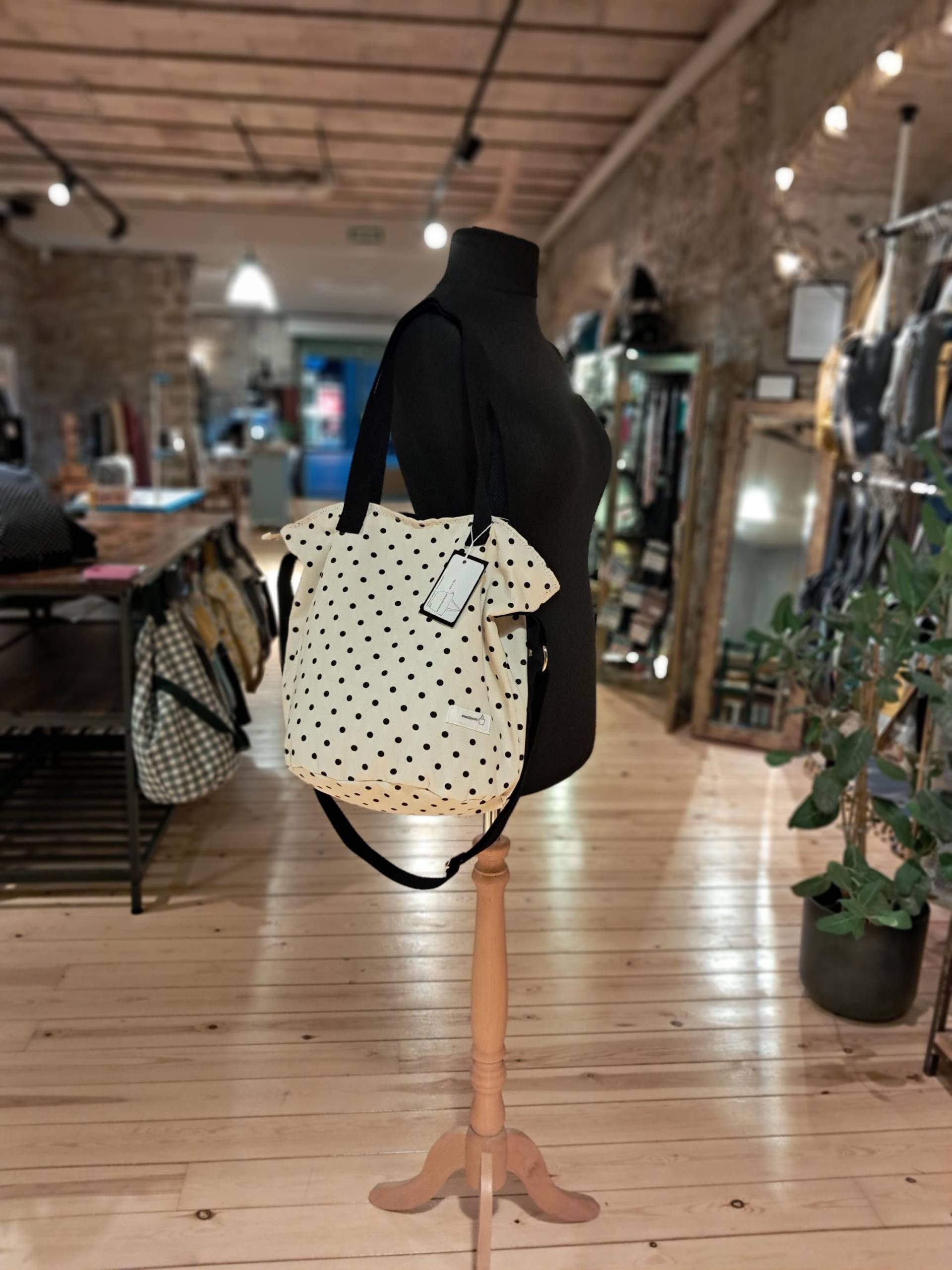 Handgefertigte Tasche, Einzelstück, Weiß, Lnares, Schwarz, Reisetasche, Drei Griffe, Reißverschluss, 42x40cm Handgefertigte Tasche, Einzelstück, Weiß, Lnares, Schwarz, Reisetasche, Drei Griffe, Reißverschluss, 42x40cm von amacdhisteria