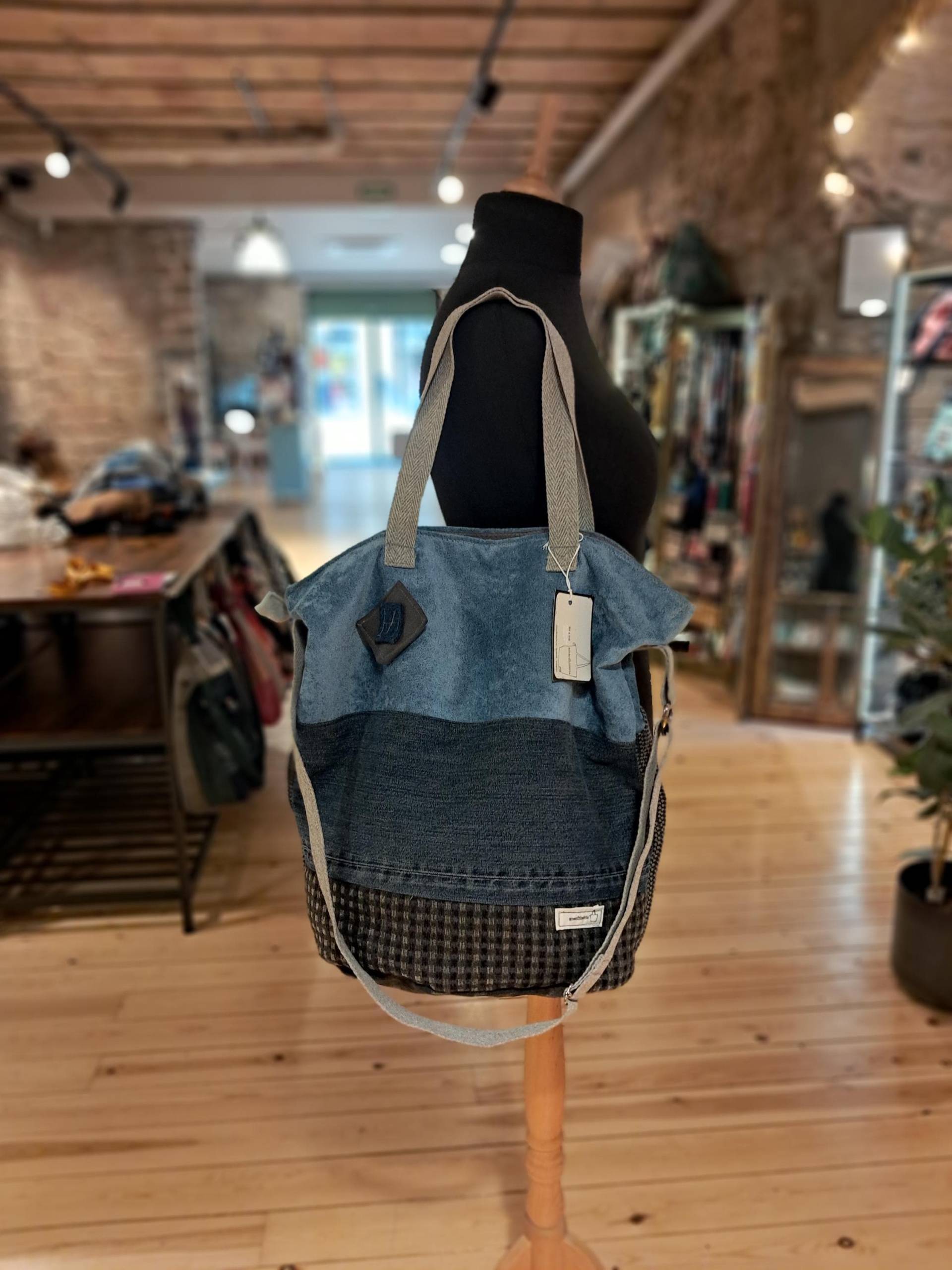 Handgefertigte Tasche, Groß, Blau, Denim, Einzelstück, Reißverschluss, Drei Griffe, 45x51cm Handgefertigte Tasche, Groß, Blau, Denim, Einzelstück, Reißverschluss, Drei Griffe, 45x51cm von amacdhisteria