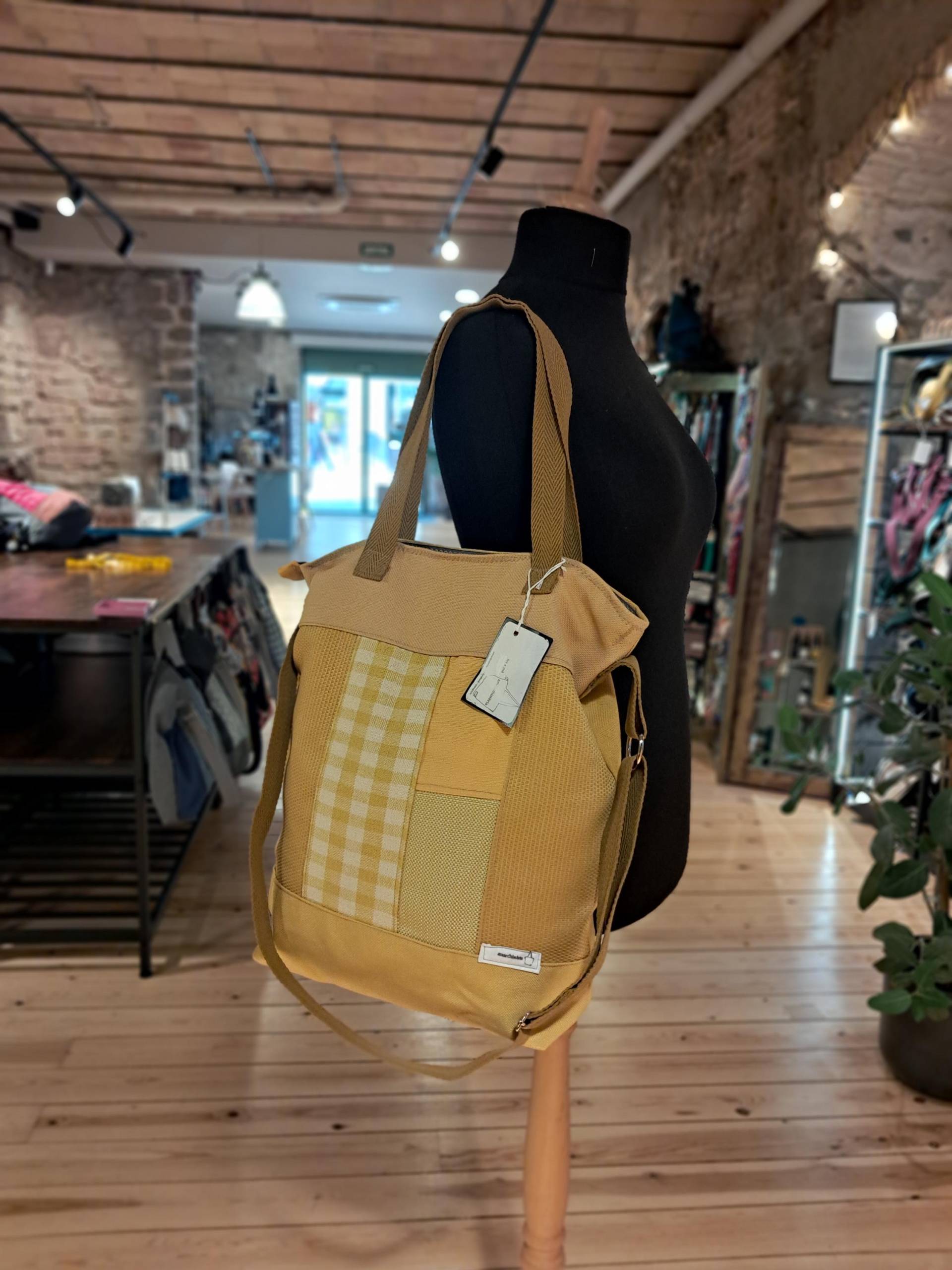 Handgefertigte Tasche, Kombinierte Stoffe, Gelb, Drei Griffe, Einzelstück, 40x46cm Handgefertigte Tasche, Kombinierte Stoffe, Gelb, Drei Griffe, Einzelstück, 40x46cm von amacdhisteria