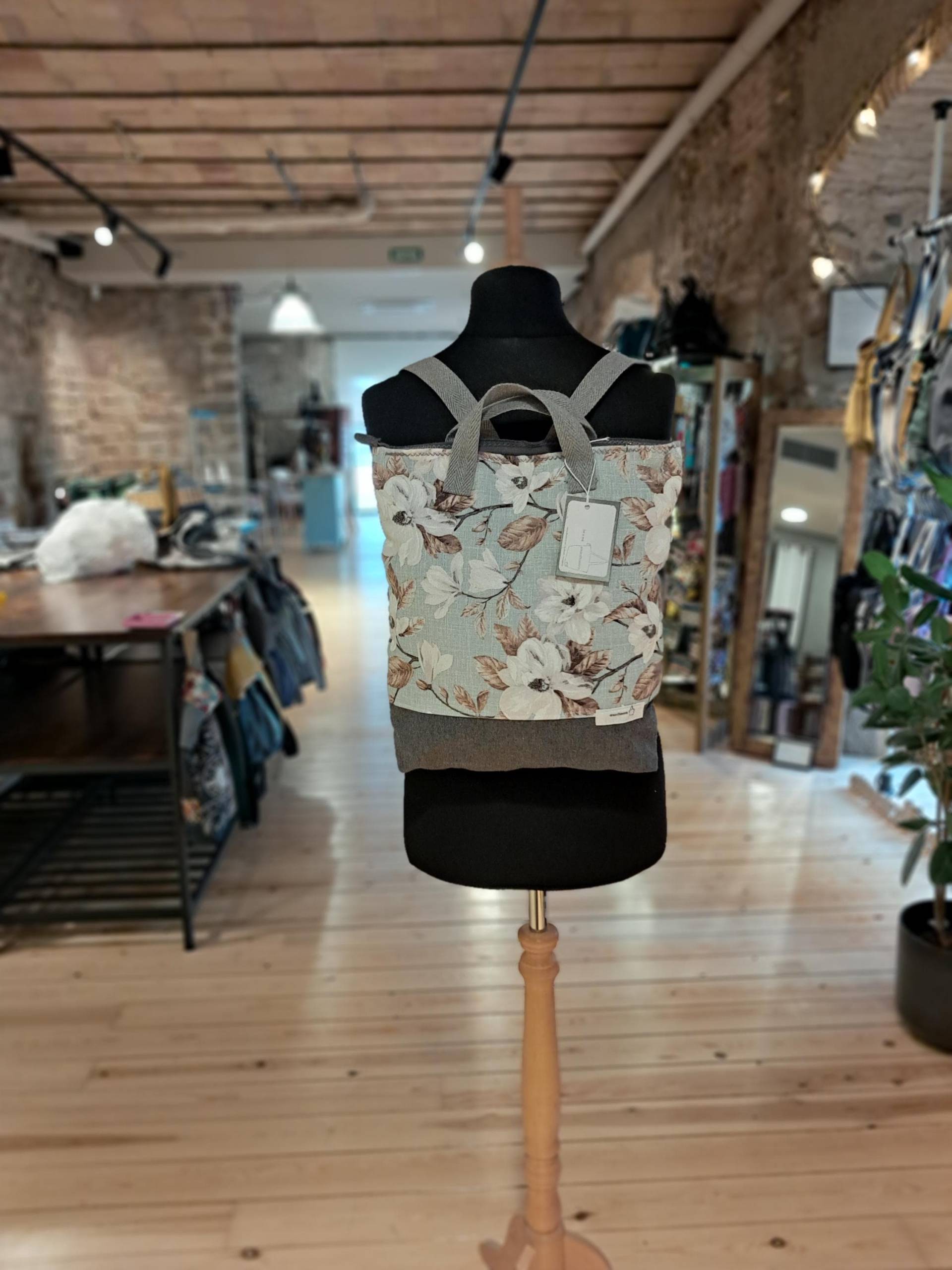 Handgefertigter Rucksack, Blau, Griffe, Blumen, Anti-Diebstahl-Tasche, Einzelstück, 33x39cm Handgefertigter Rucksack, Blau, Griffe, Blumen, Anti-Diebstahl-Tasche, Einzelstück, 33x39cm von amacdhisteria