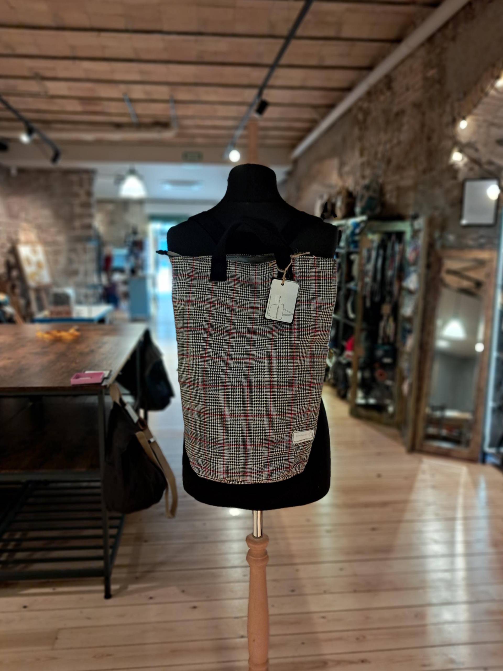 Handgefertigter Rucksack, Kariert, Hahnentritt, Schwarz, Rot, Griffe, Sicherheitstasche, Einzelstück, 34x47cm Handgefertigter Rucksack, Kariert, Hahnentritt, Schwarz, Rot, Griffe, Sicherheitstasche, Einzelstück, 34x47cm von amacdhisteria