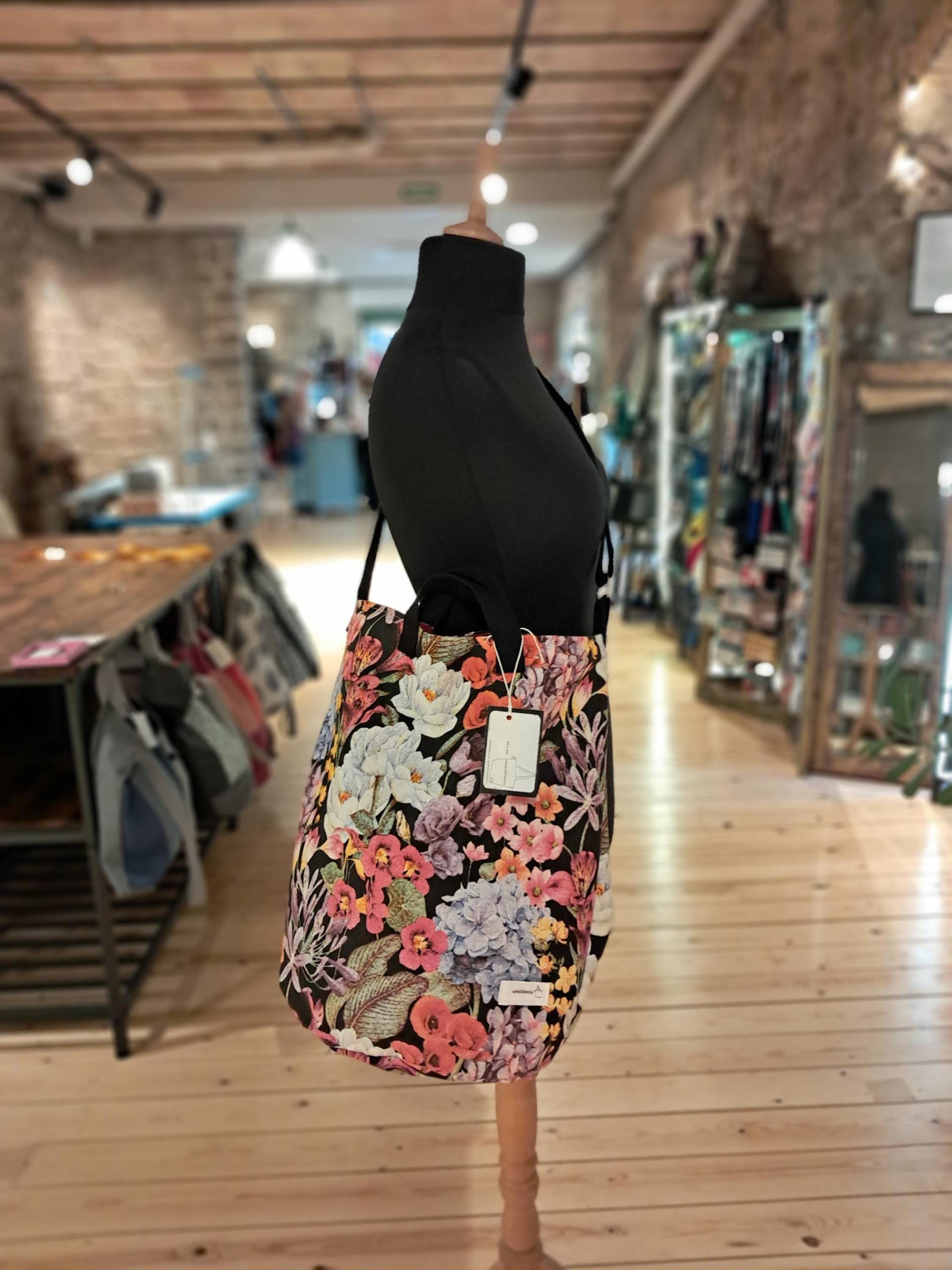 Shopper Tasche, Reisetasche, Handgefertigt, Blumen, Schwarz, Rot, Weiß, Drei Henkel, 45x51cm Shopper Tasche, Reisetasche, Handgefertigt, Blumen, Schwarz, Rot, Weiß, Drei Henkel, 45x51cm von amacdhisteria