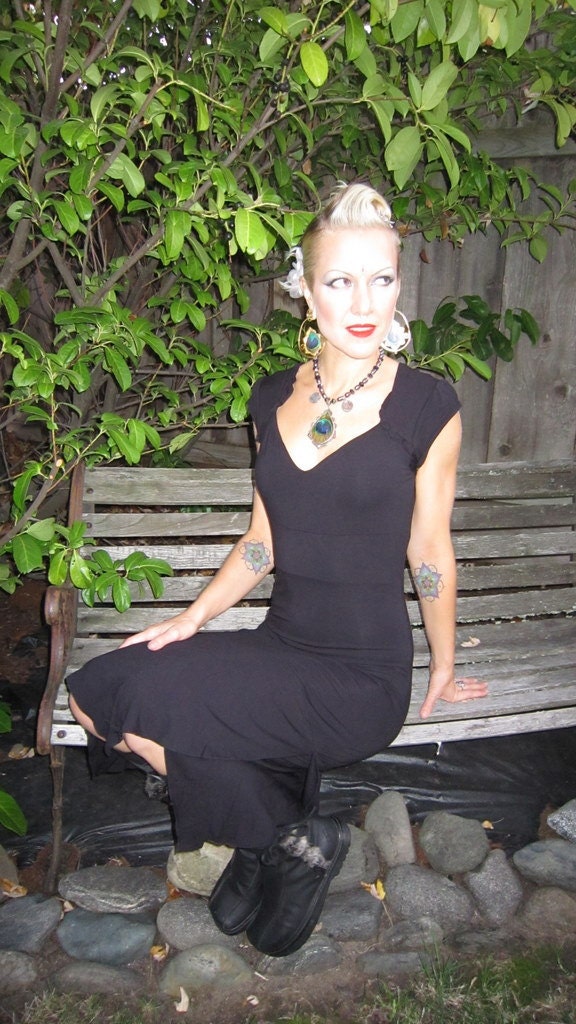 Schwarzes Lotus Rüschen Bombshell Kleid von amaelove