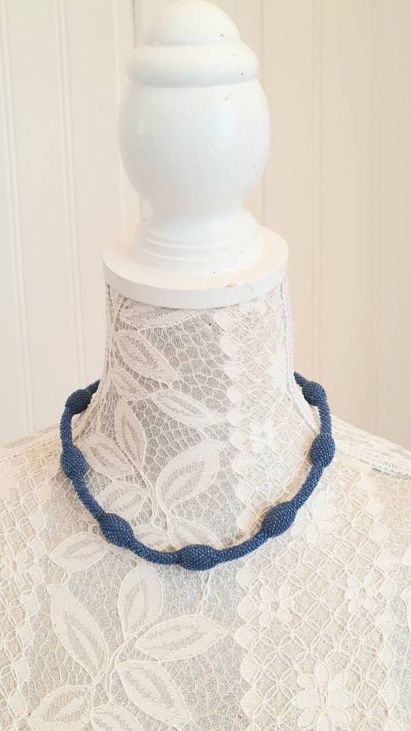 Gehäkelte Halskette Aus Glasperlen Mit Buntem Schimmer von amaratextil