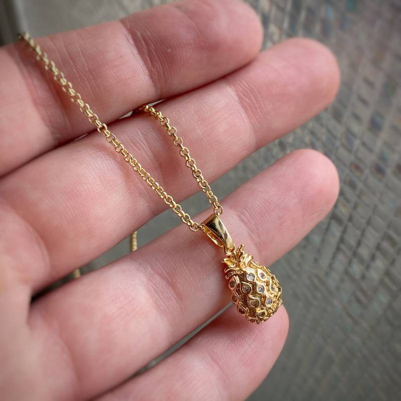 18K Vergoldete Ananas Charm Halskette An 17, 4-Zoll-Rolo-Kette - Kommt in Einer Samt-Geschenktasche, Perfektes Geschenk von amariecostumes