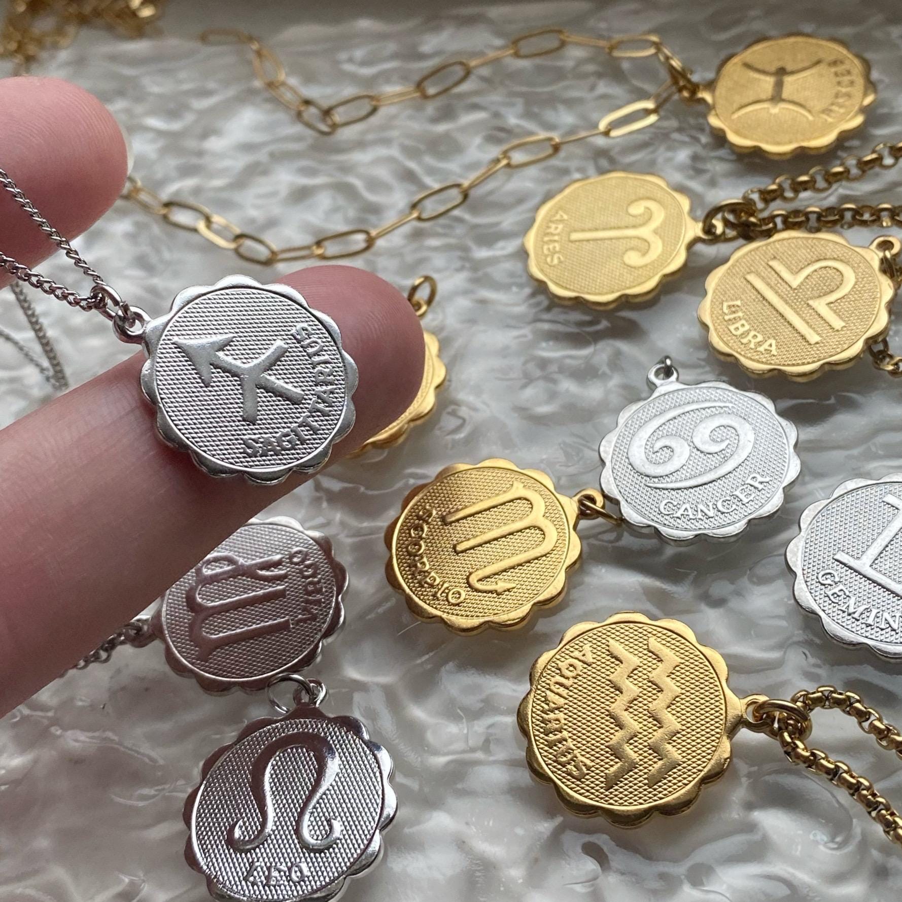 Gold Oder Silber Astrologie Horoskop Zodiac Münze Charm Anhänger Halskette W/Scalloped Edge von amariecostumes