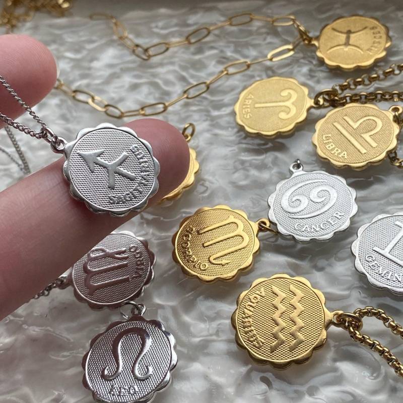 Astrologie Horoskop Sternzeichen Münze Charm Anhänger Gold Oder Silber Halskette W/Scalloped Edge Vintage Style Ideal Für Schichtung, Unisex von amariecostumes