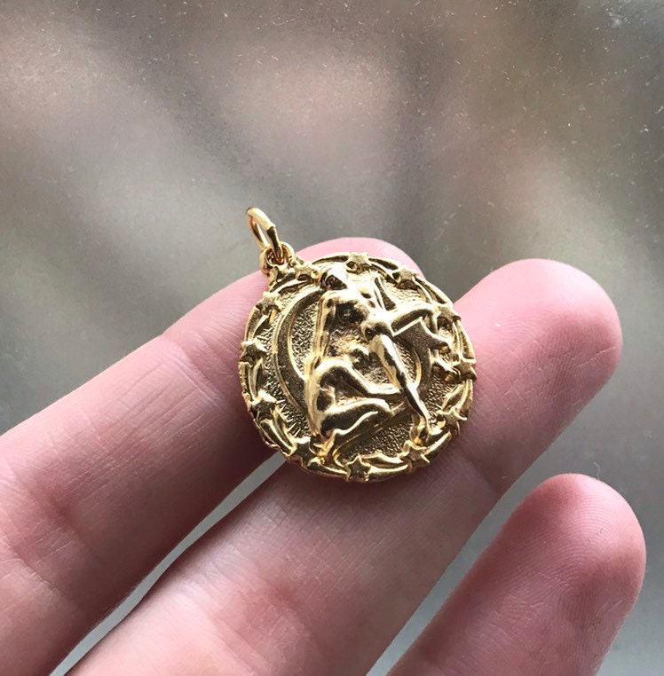 Großer Gemini Sternzeichen Medaillon Anhänger in Goldauflage von amariecostumes