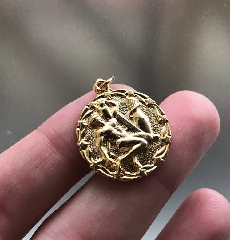 Großer Wassermann Sternzeichen Medaillon Anhänger in Goldauflage von amariecostumes