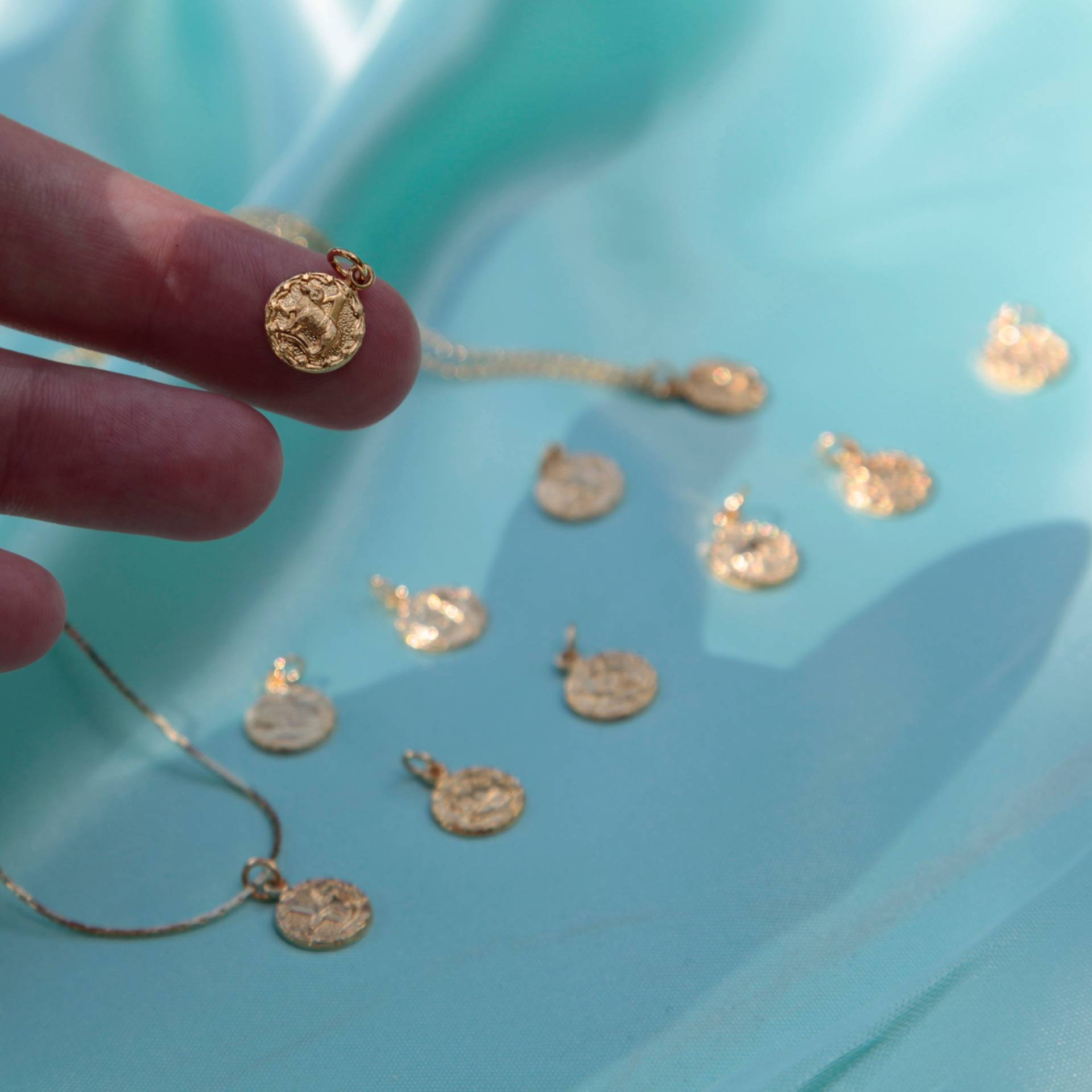 Kleine Sternzeichen Medaillon Anhänger Halskette in 22K Gold An Dünne Kette Horoskop Astrologie Zeichen Celestial Charm Guter Freund von amariecostumes