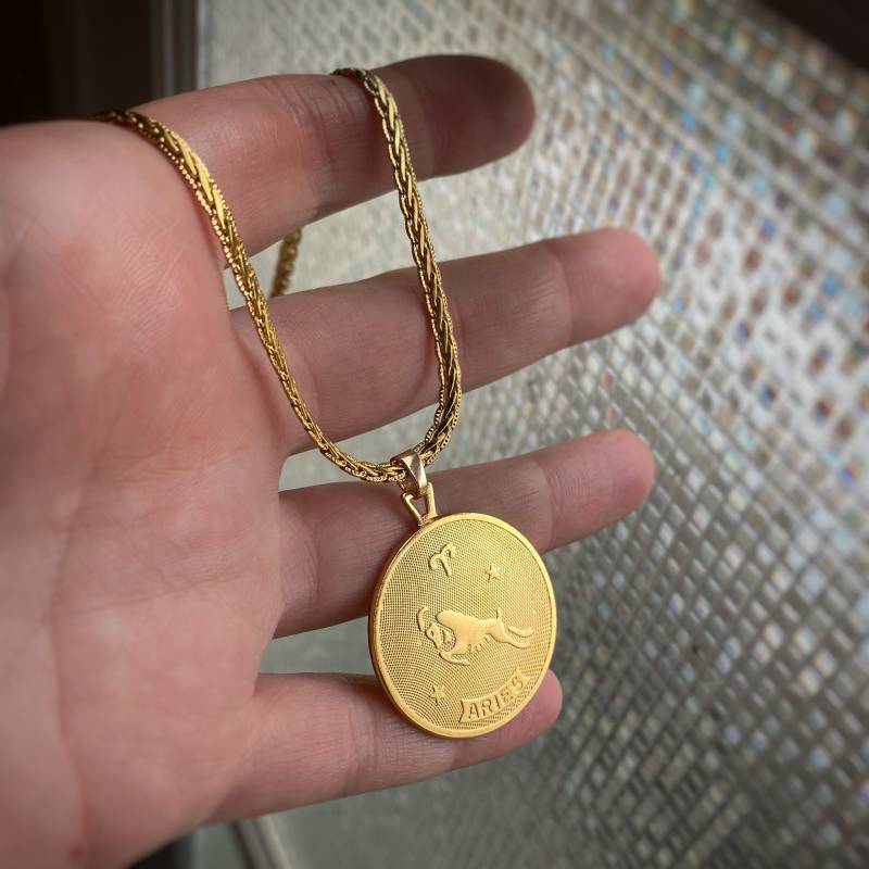 xl Vintage 70Er Jahre Stil Astrologie Sternzeichen Horoskop Figurative Münze Gold Anhänger ~ Rapper Größe Mit Oder Ohne 23, 5 "Kette Unisex." von amariecostumes