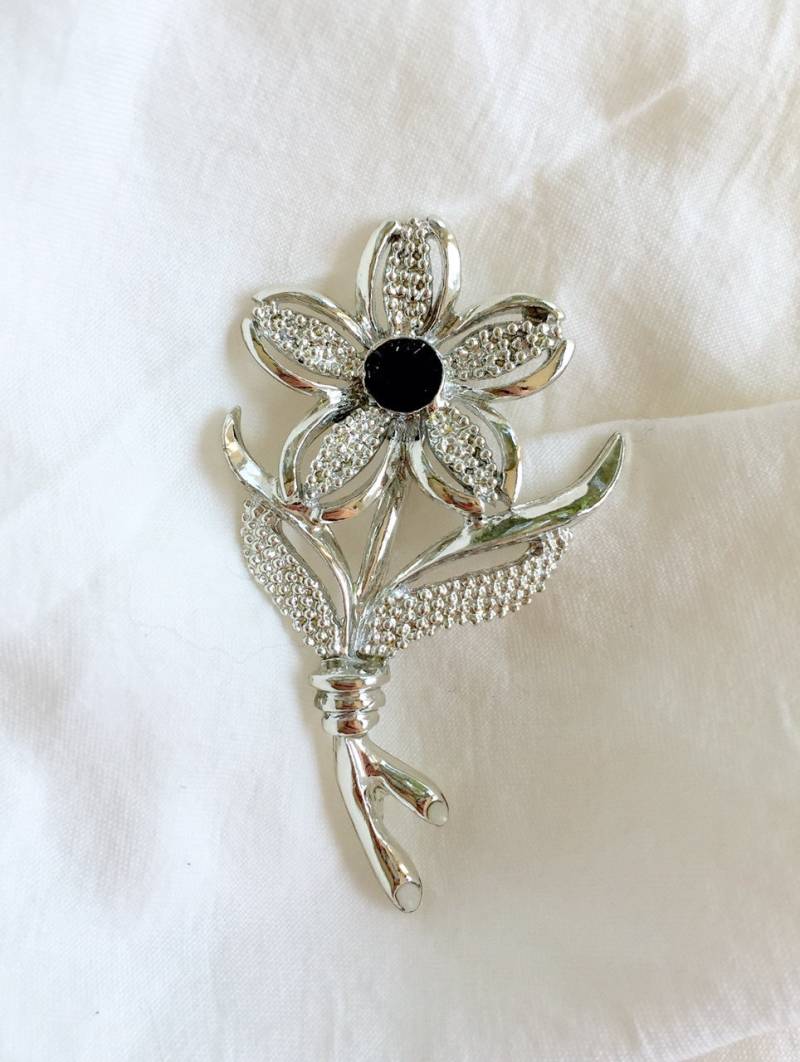 1967 Vintage Signiert Sarah Coventry "Black Beauty" Daisy Blume Blätter Stiel Silber Ton Textur Brosche W Schwarz Kristall Strass von amdesignworks